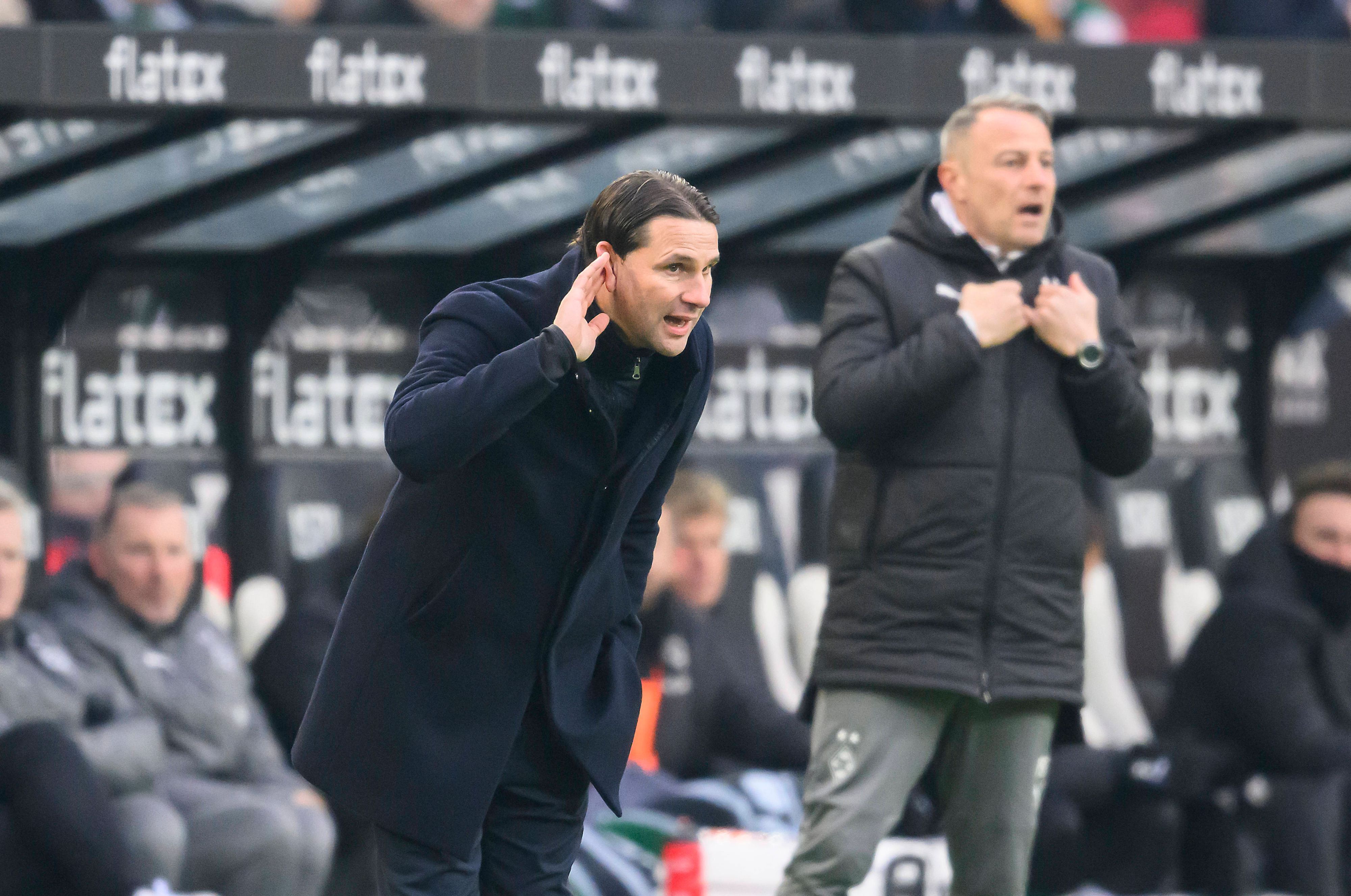 Gerardo Seoane hält seine Hand an sein rechtes Ohr.