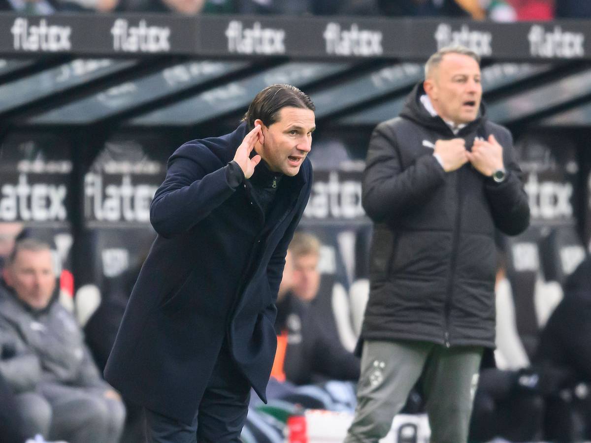 Gerardo Seoane hält seine Hand an sein rechtes Ohr.