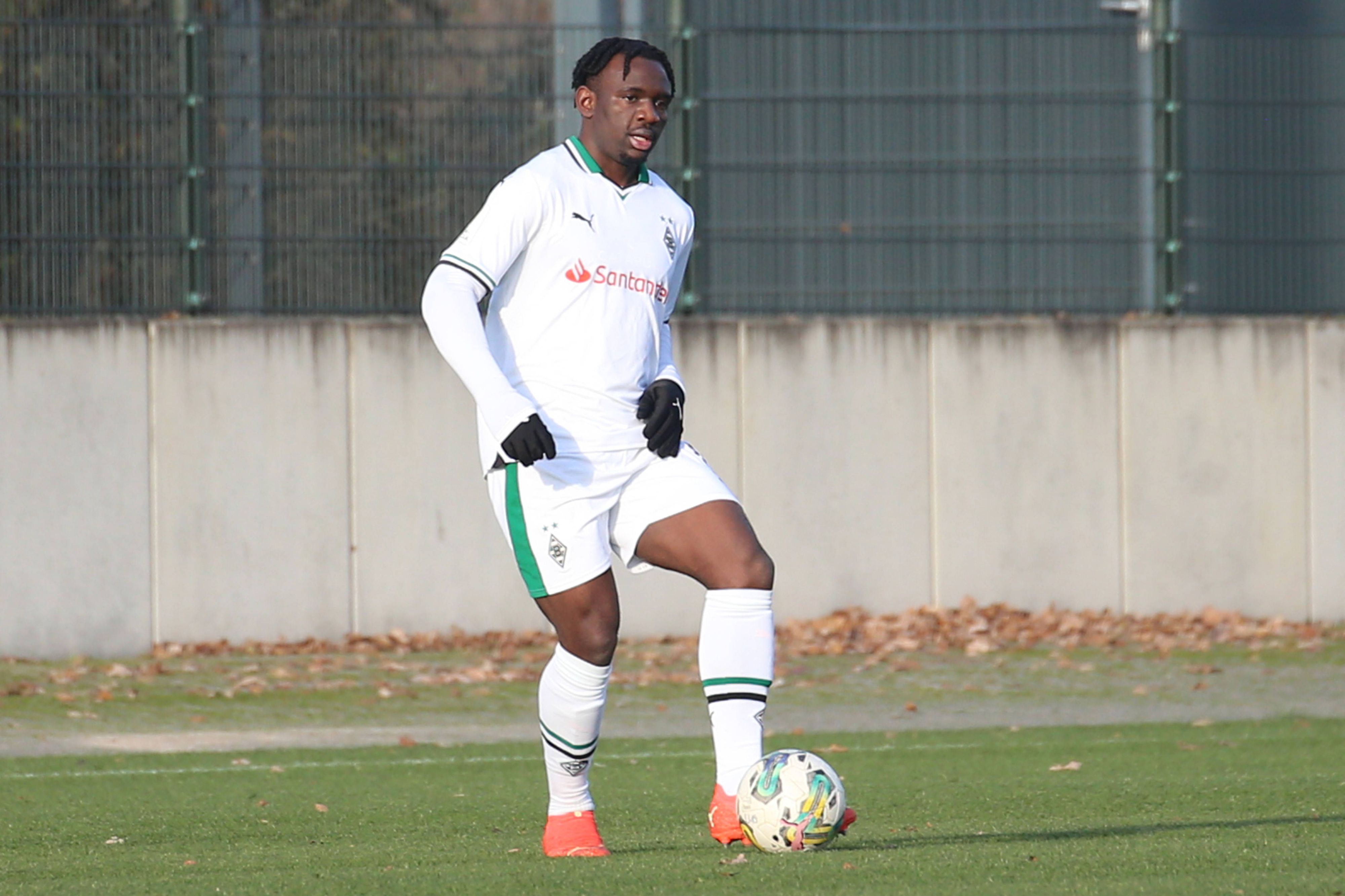 Jugendspieler von Borussia Mönchengladbach mit Ball am Fuß.