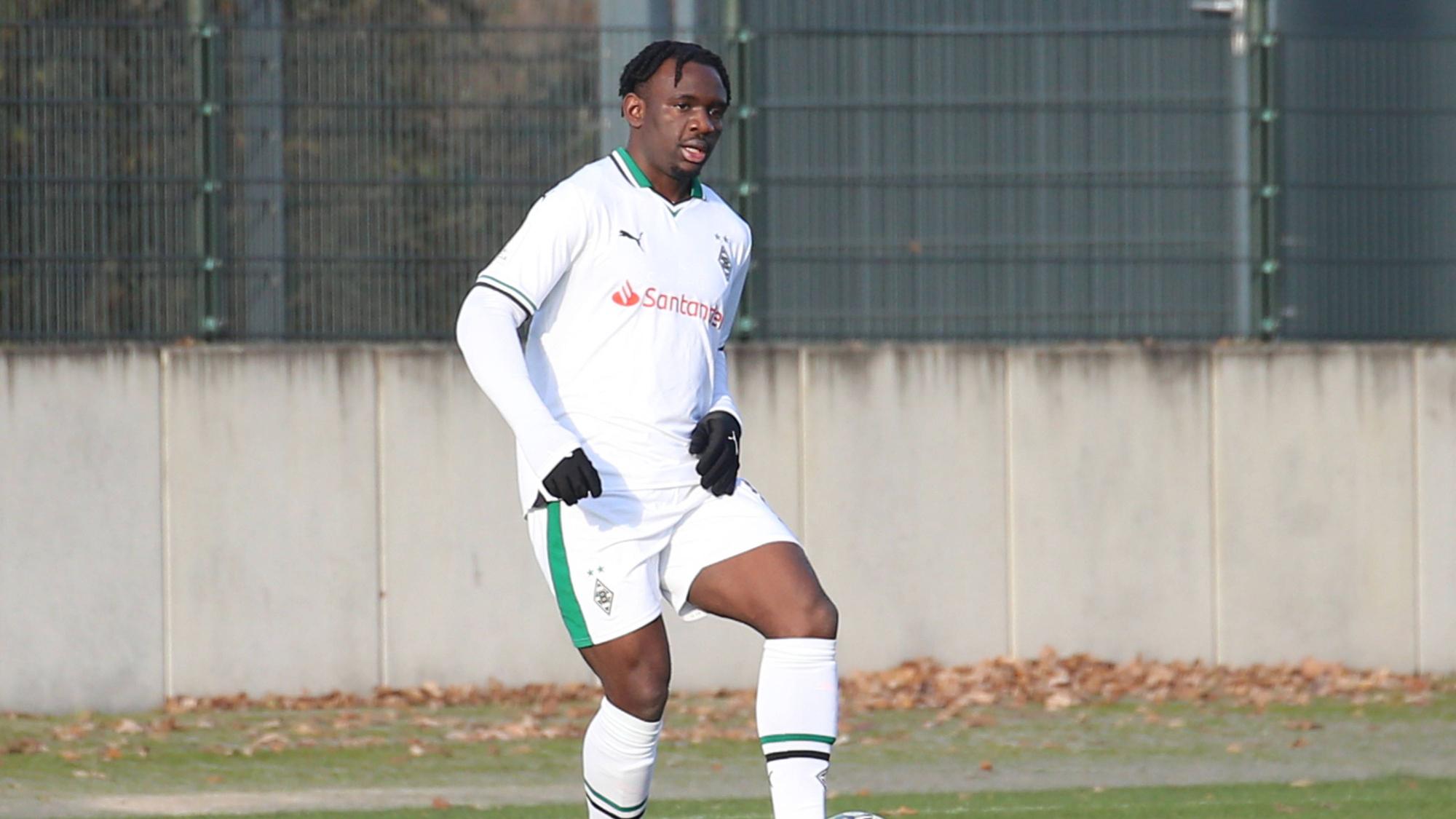 Jugendspieler von Borussia Mönchengladbach mit Ball am Fuß.