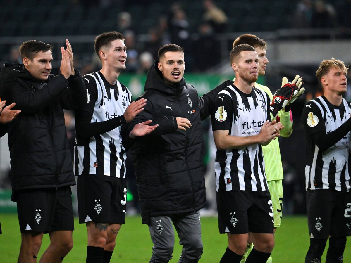 Borussia-Spieler jubeln vor der Nordkurve.
