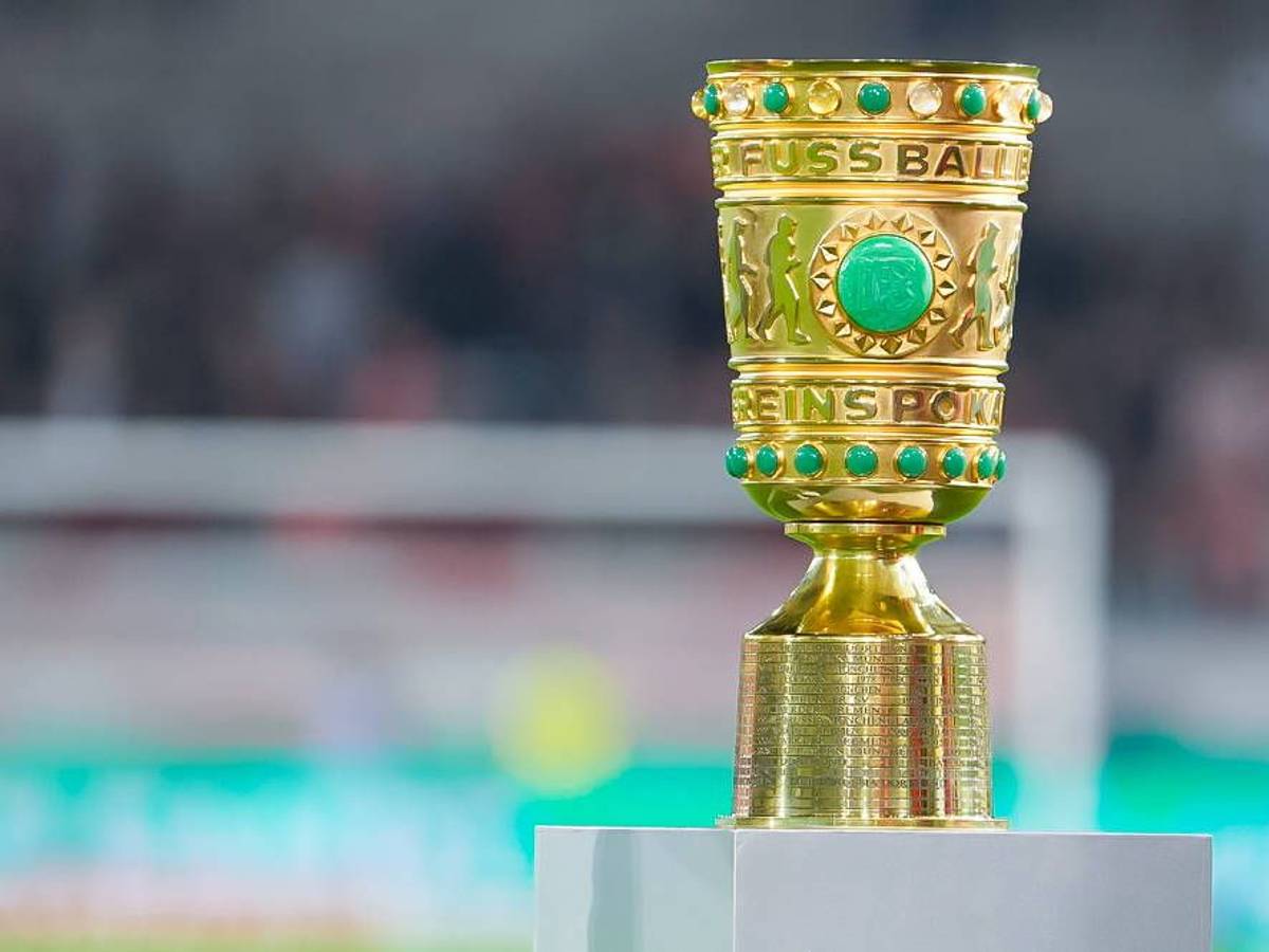 Der DFB-Pokal vor dem Finale steht auf einem Podest.
