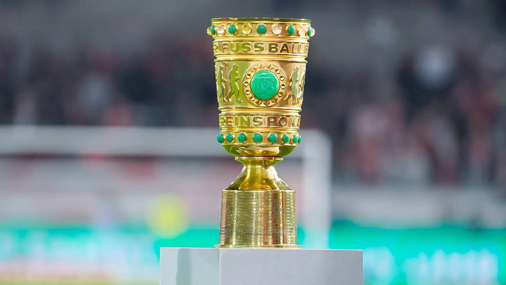Der DFB-Pokal vor dem Finale steht auf einem Podest.