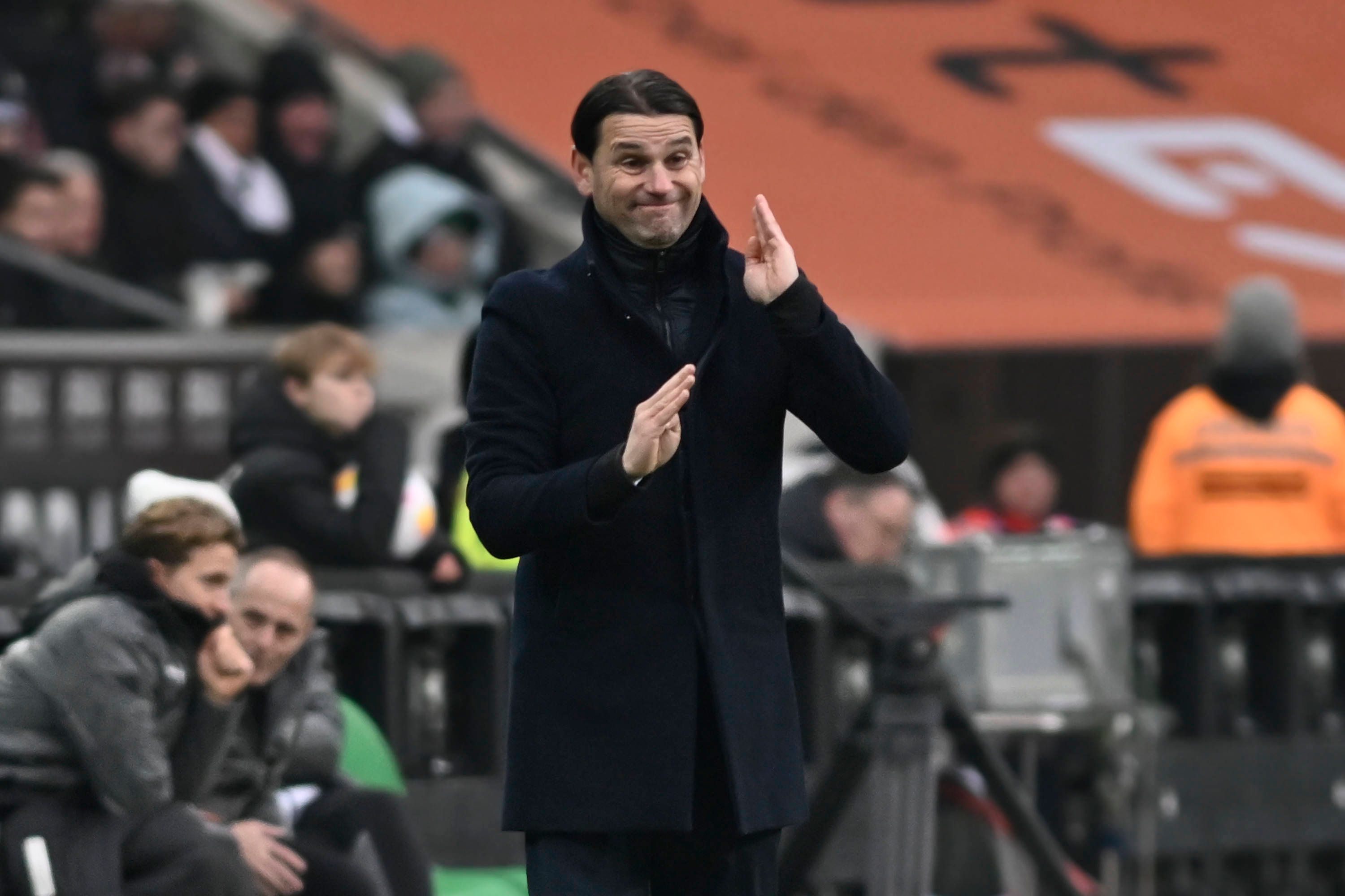Trainer von Borussia Mönchengladbach gestikuliert an der Seitenlinie.