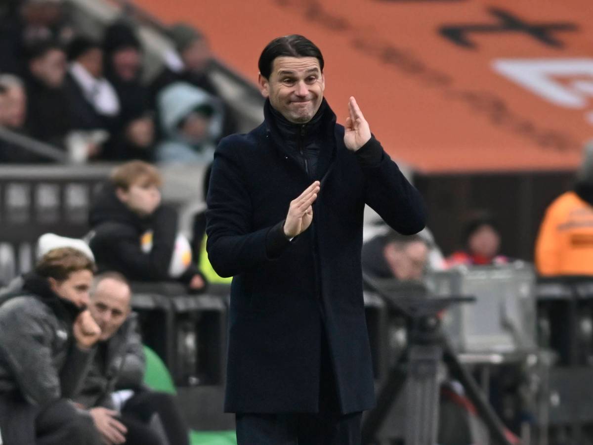 Trainer von Borussia Mönchengladbach gestikuliert an der Seitenlinie.