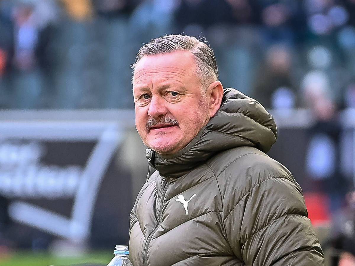 Roland Virkus am Spielfeldrand im Borussia-Park.