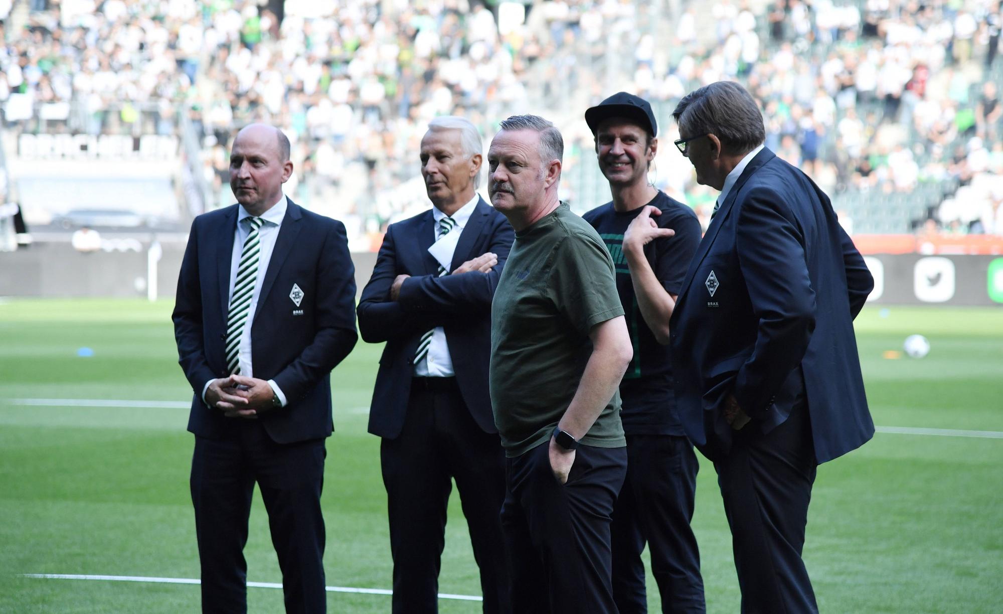 Die Gladbach-Verantwortlichen stehen am Spielfeldrand im Borussia-Park.