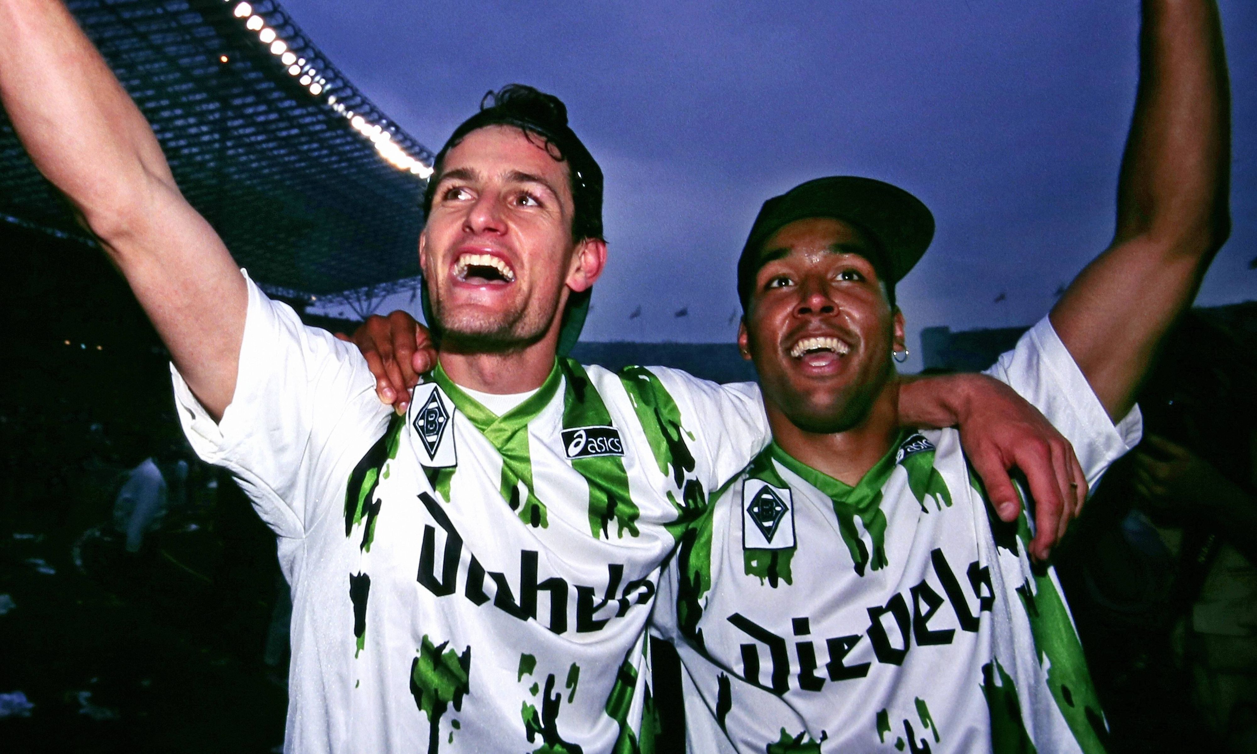 Heiko Herrlich (l.) und Martin Dahlin bejubeln den Triumph im DFB-Pokal.