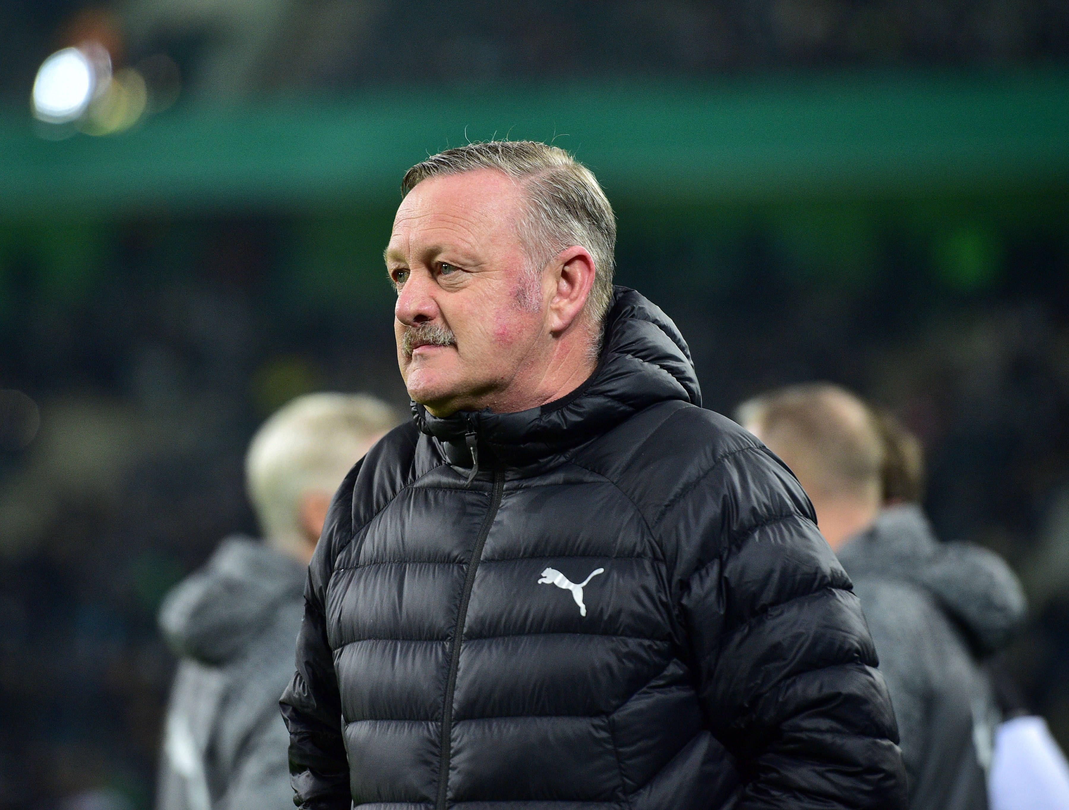Sport-Geschäftsführer von Borussia Mönchengladbach mit fokussiertem Blick vor einem Spiel im DFB-Pokal.