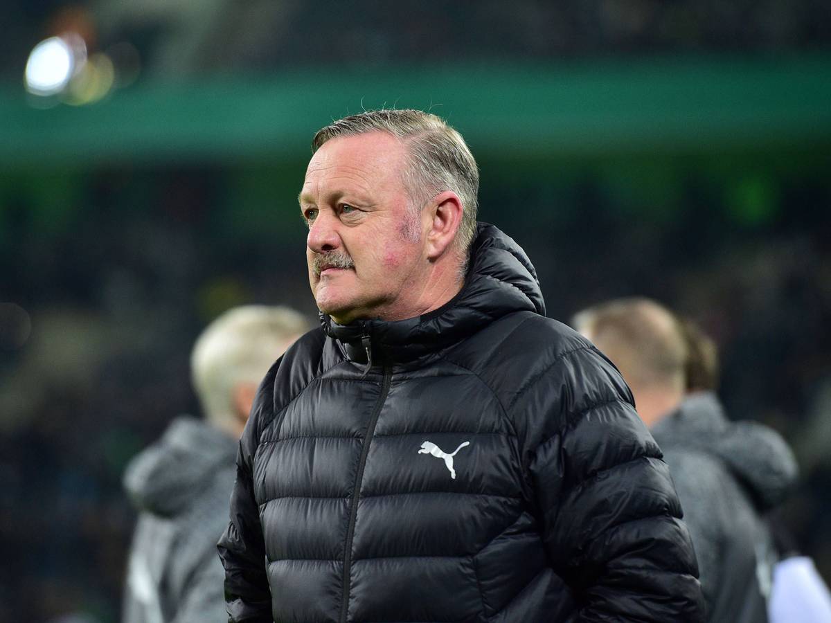 Sport-Geschäftsführer von Borussia Mönchengladbach mit fokussiertem Blick vor einem Spiel im DFB-Pokal.