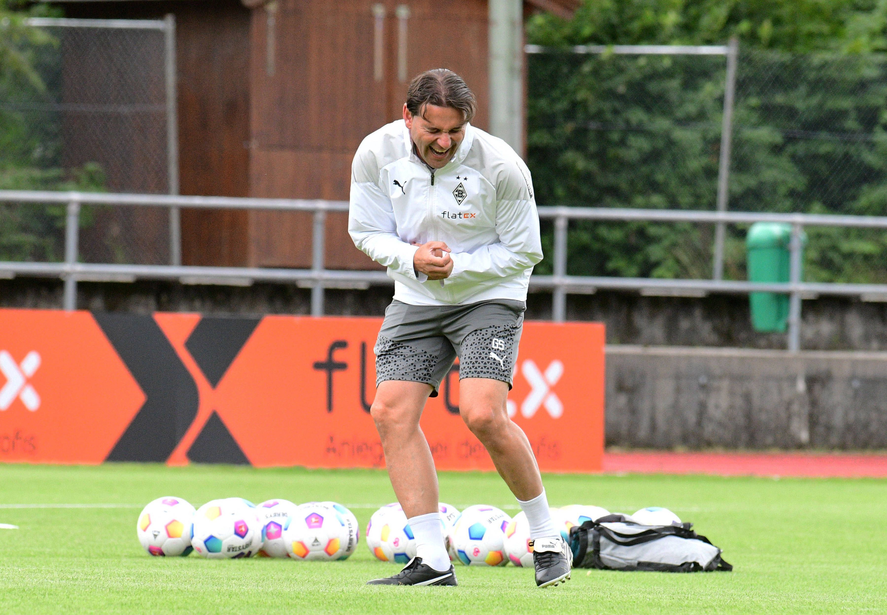 Gerardo Seoane lacht auf dem Trainingsplatz.