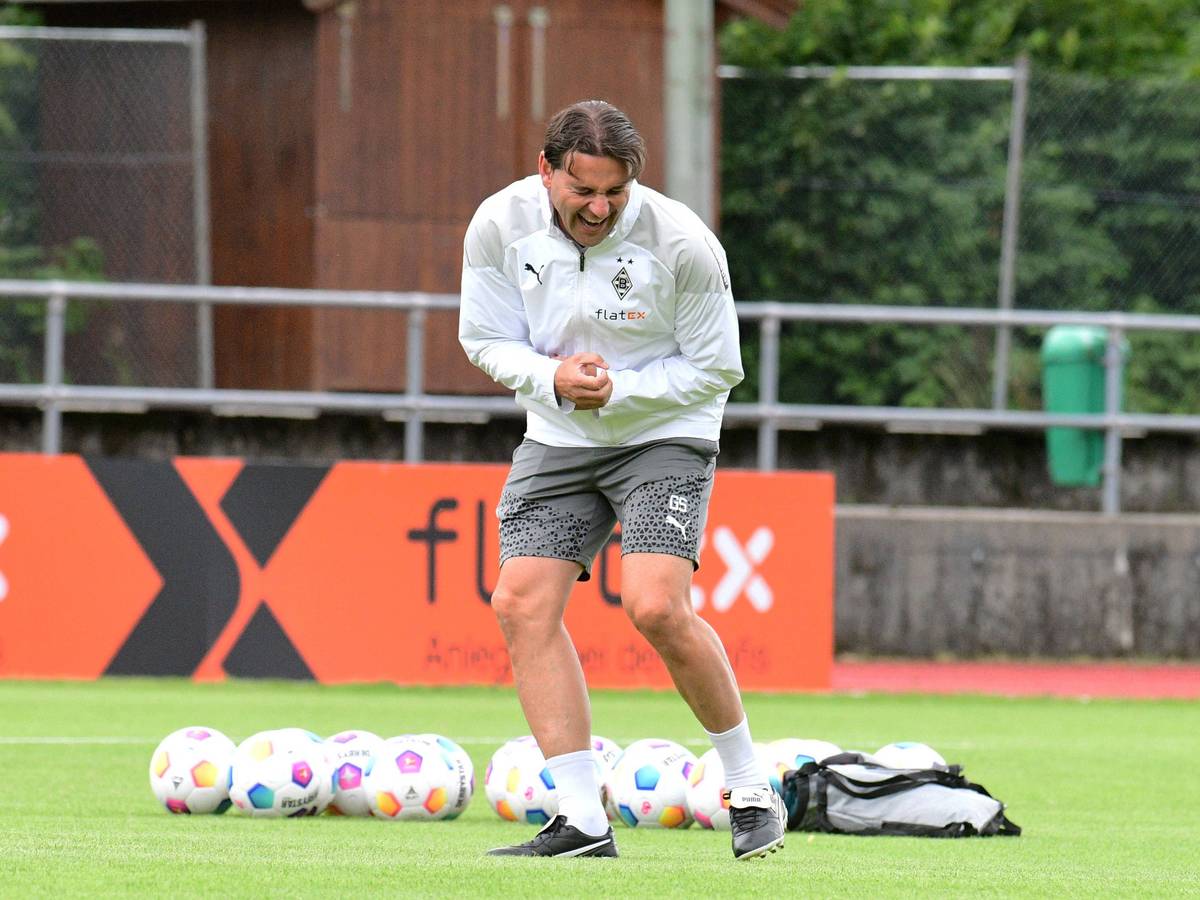 Gerardo Seoane lacht auf dem Trainingsplatz.