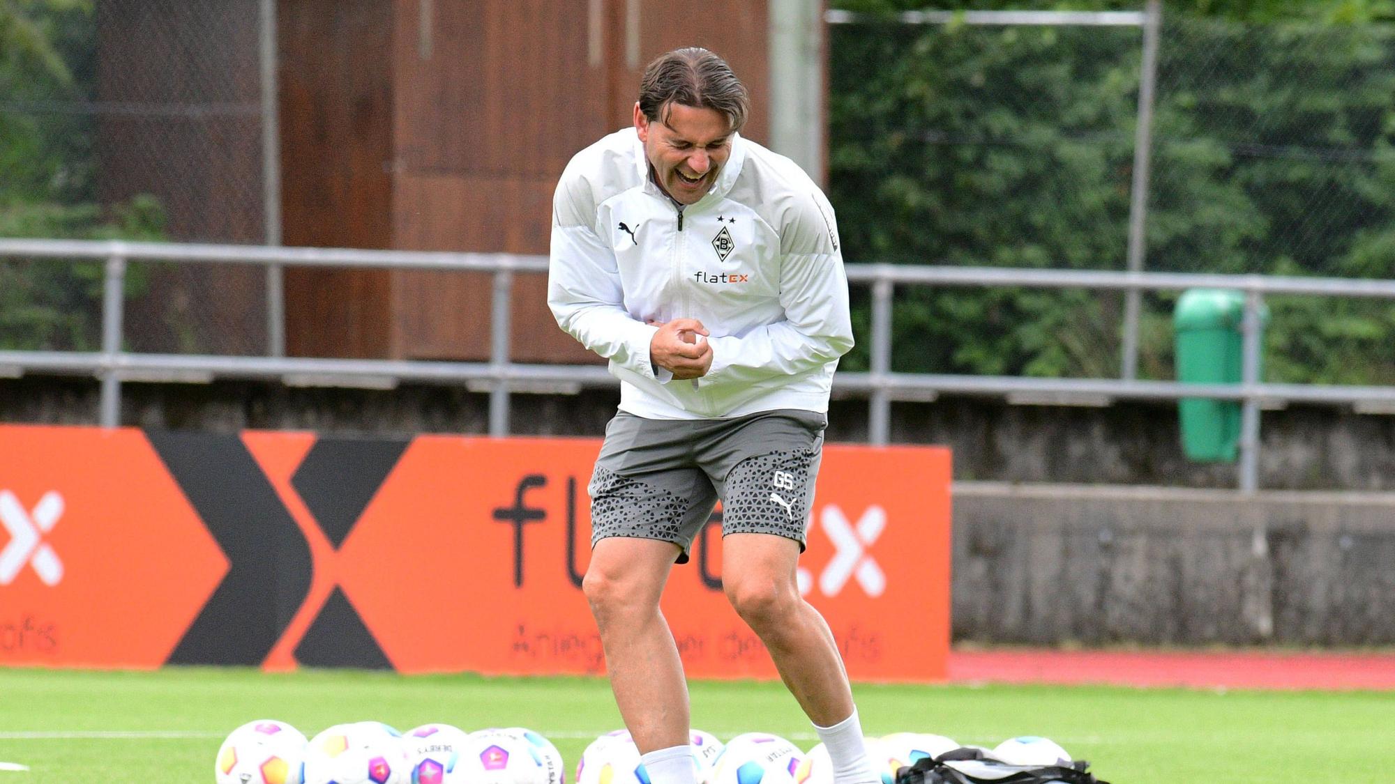 Gerardo Seoane lacht auf dem Trainingsplatz.