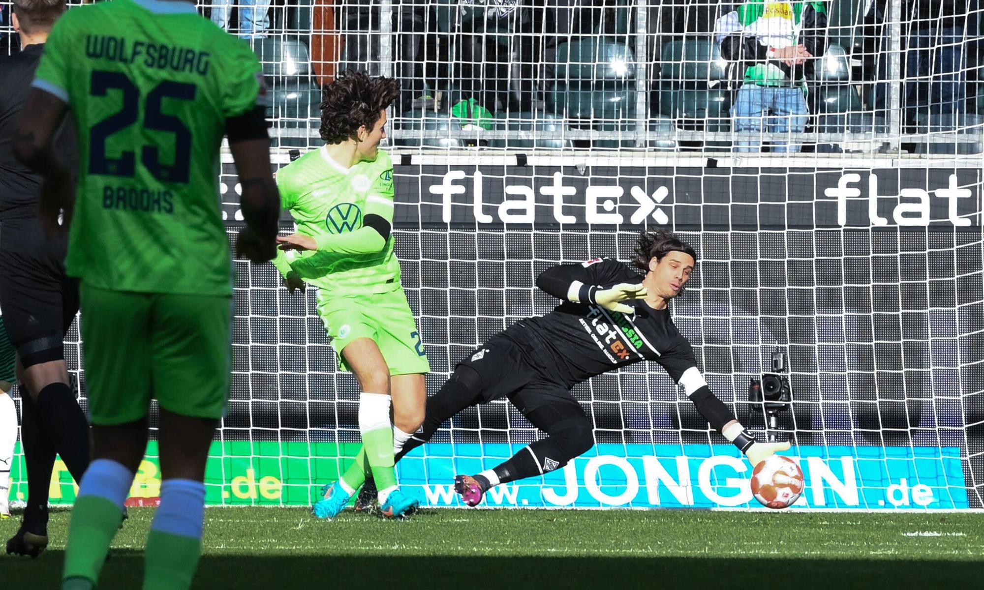Jonas Wind erzielt ein Tor gegen Yann Sommer.