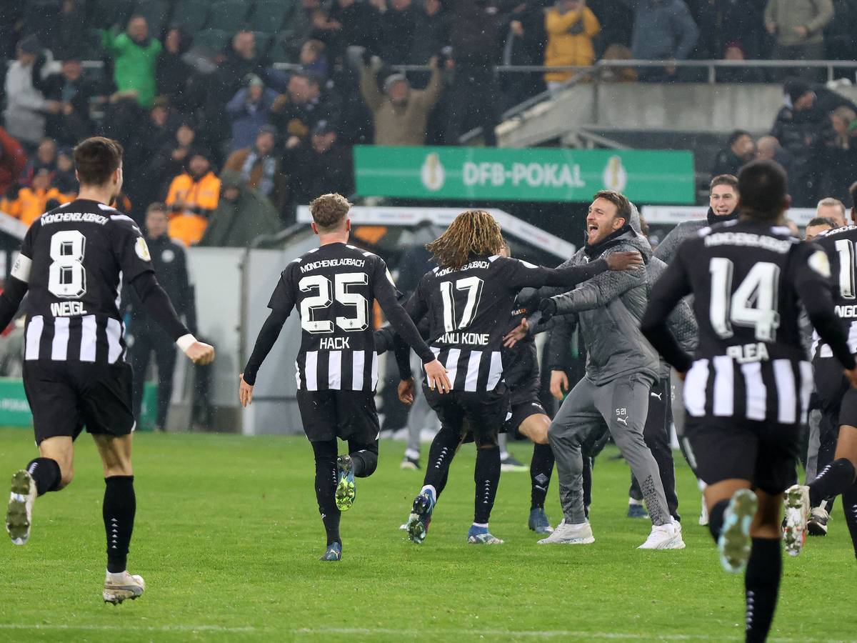 Die Gladbach-Spieler rennen umher, um den Treffer von Manu Koné zu bejubeln.