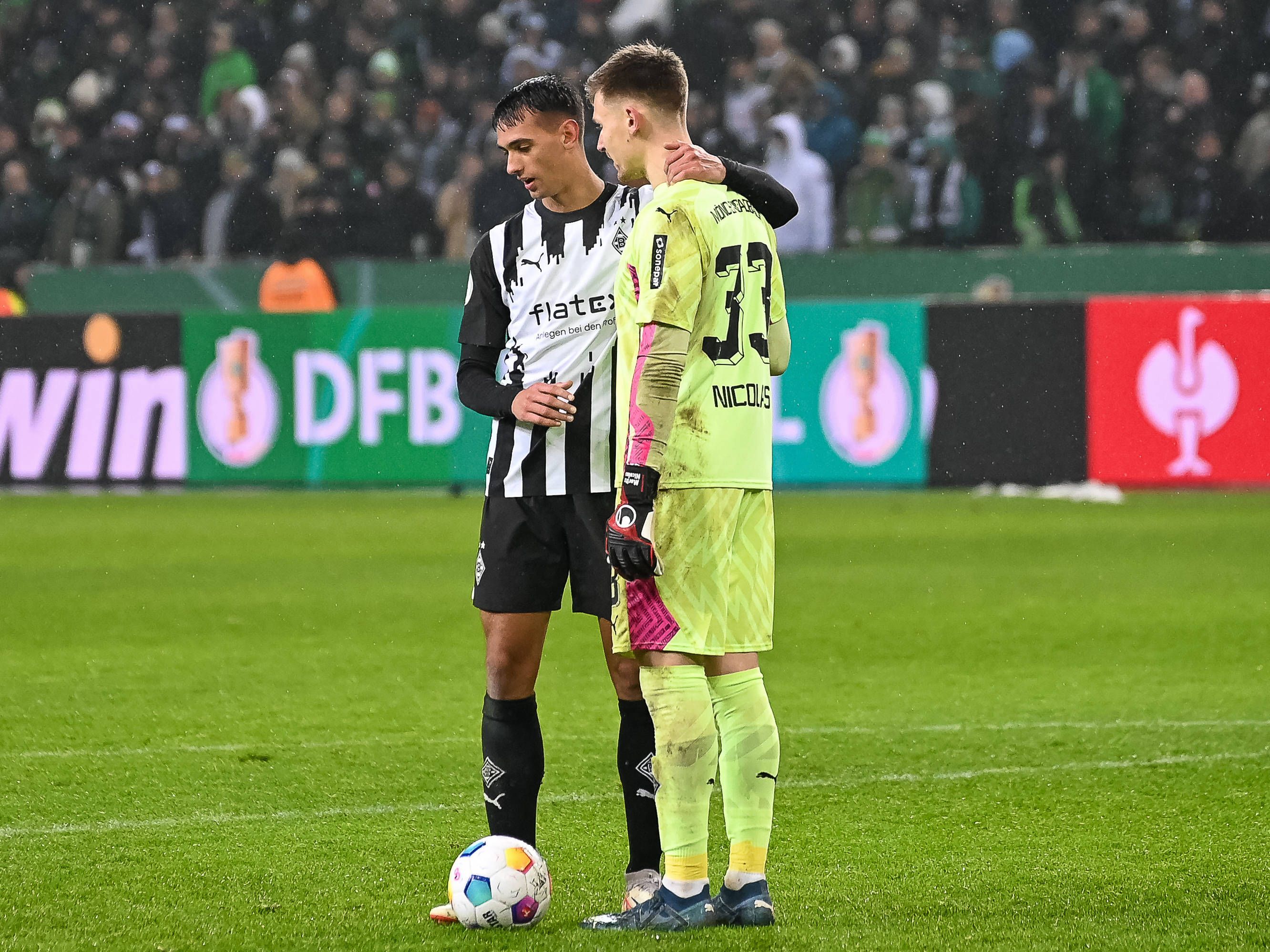 Fabio Chiarodia (l.) umarmt sichtlich erleichtert Moritz Nicolas nach dem Erfolg im DFB-Pokal.