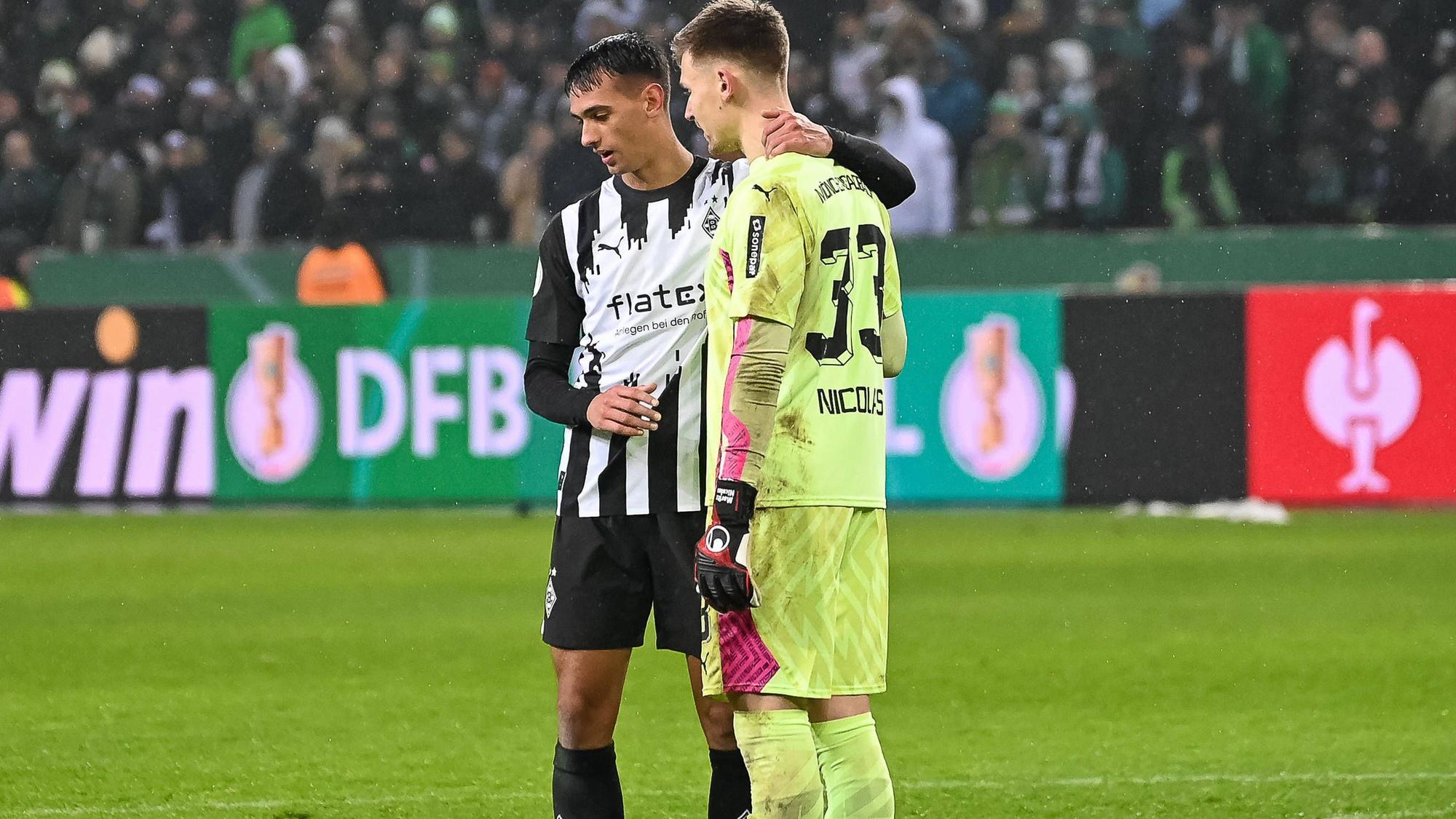 Fabio Chiarodia (l.) umarmt sichtlich erleichtert Moritz Nicolas nach dem Erfolg im DFB-Pokal.
