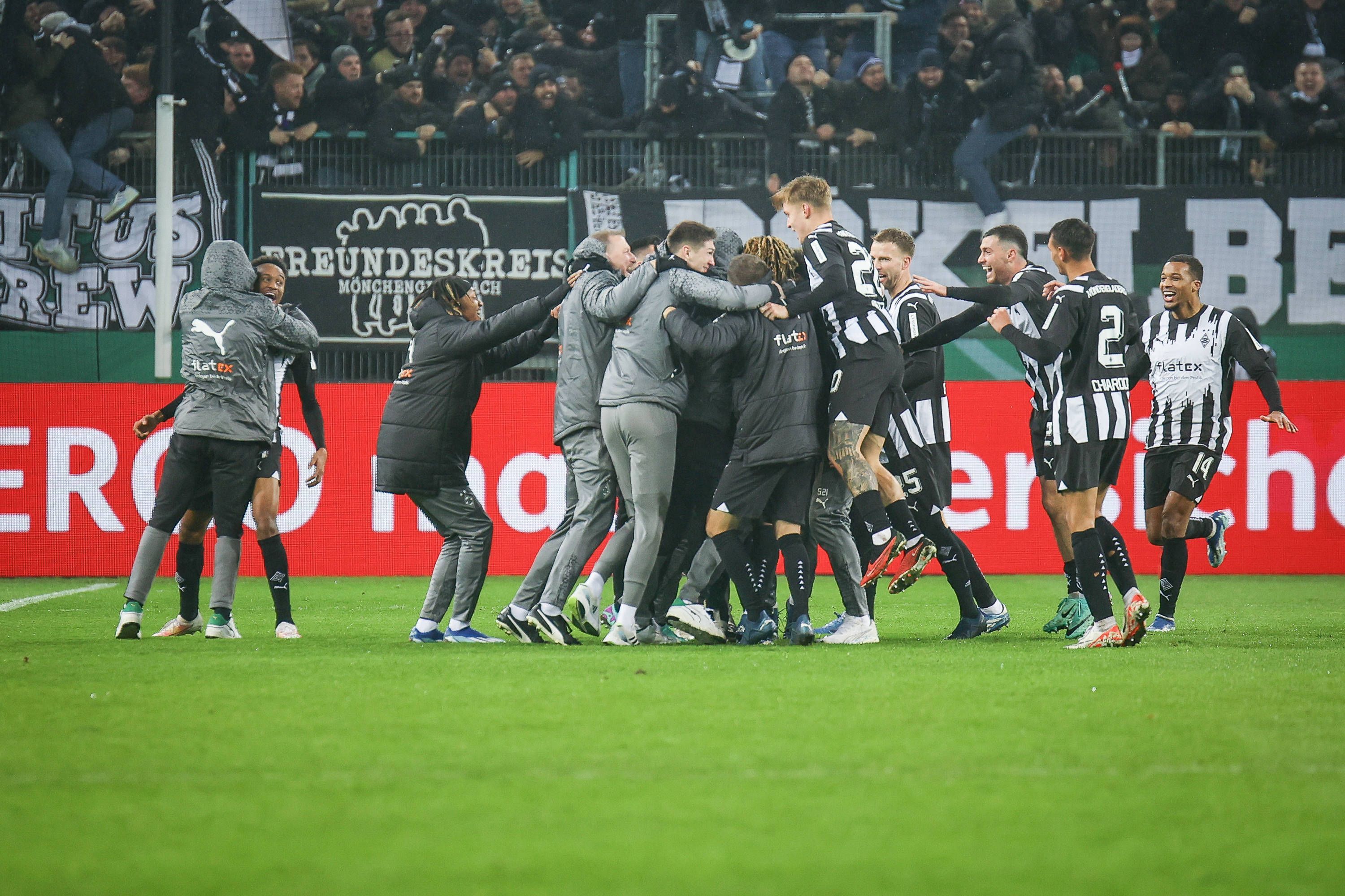 Die Spieler von Borussia Mönchengladbach in einer Jubel-Traube.