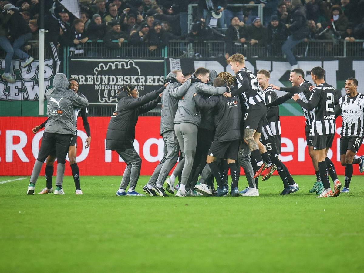 Die Spieler von Borussia Mönchengladbach in einer Jubel-Traube.