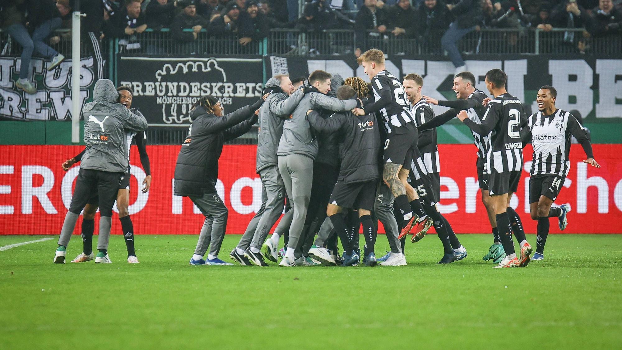 Die Spieler von Borussia Mönchengladbach in einer Jubel-Traube.