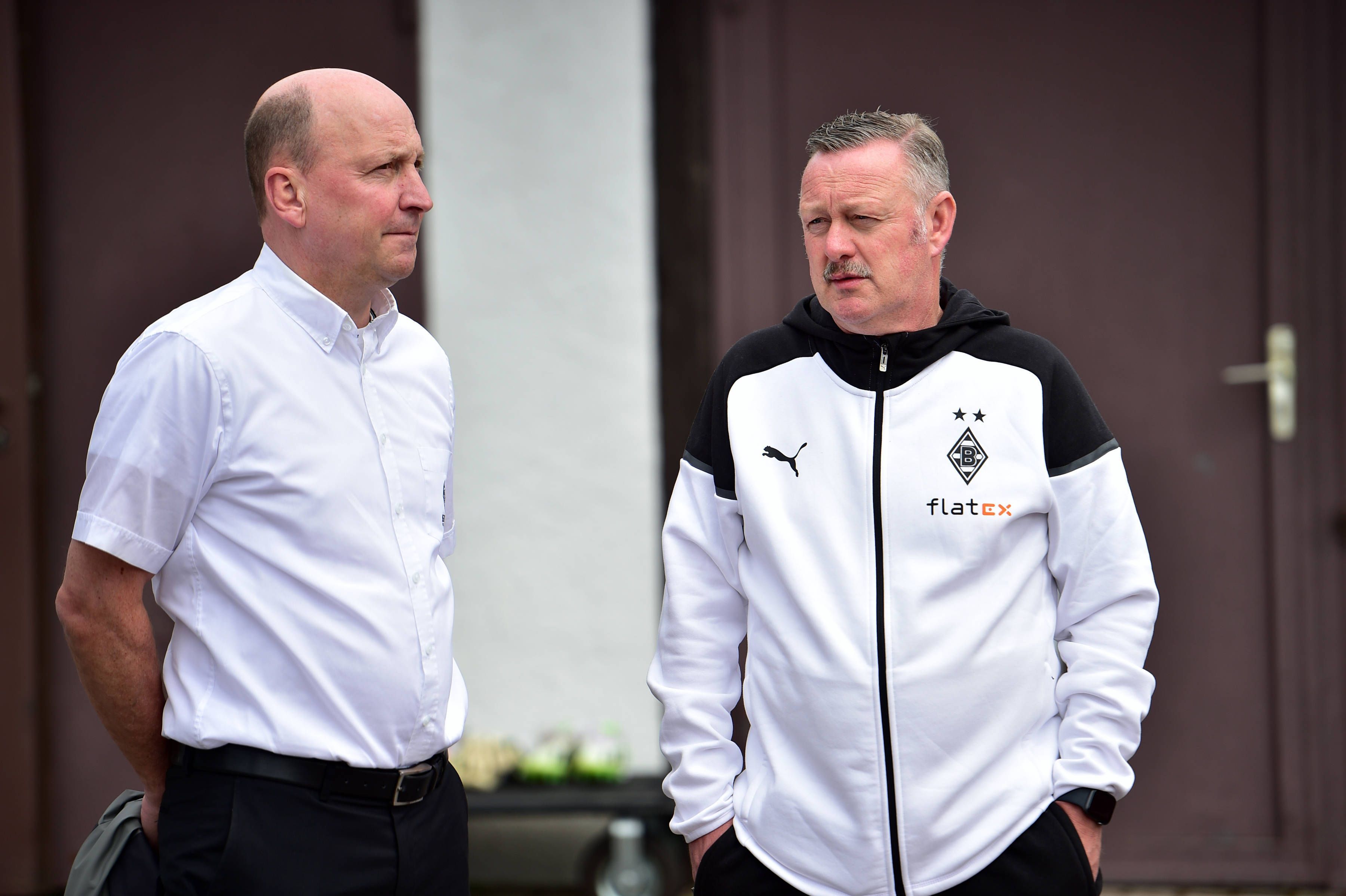 Finanz-Boss Stephan Schippers und Roland Virkus, der Verantwortliche für das Sportliche, unterhalten sich.