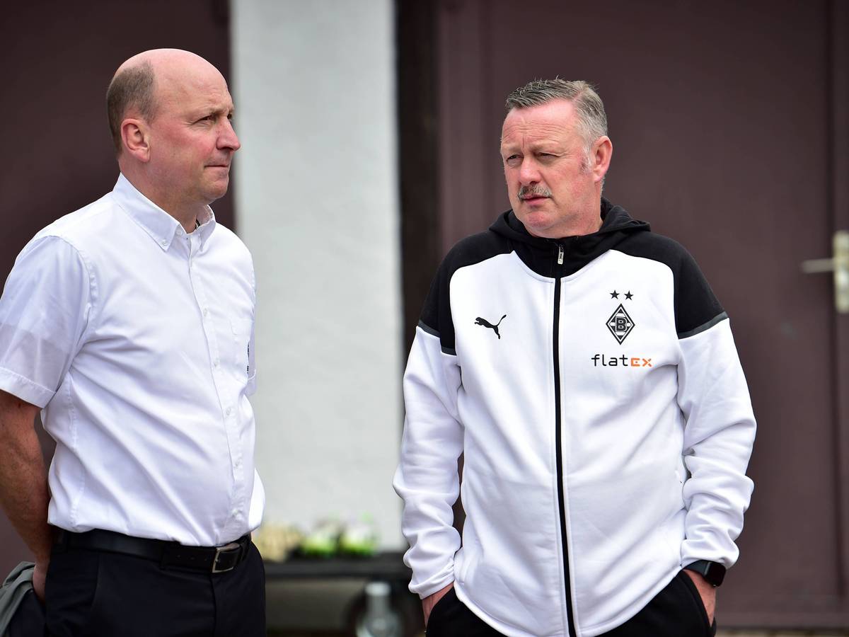 Finanz-Boss Stephan Schippers und Roland Virkus, der Verantwortliche für das Sportliche, unterhalten sich.