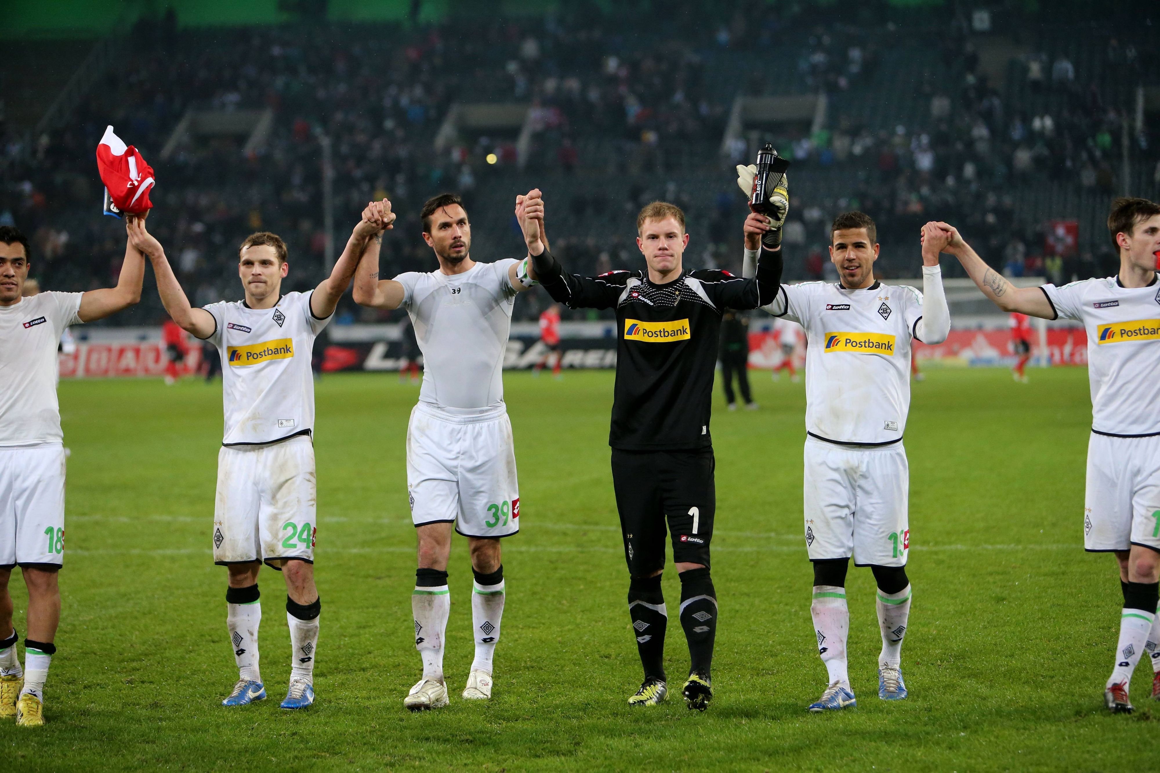 Die Borussia-Spieler jubeln vor der Nordkurve.