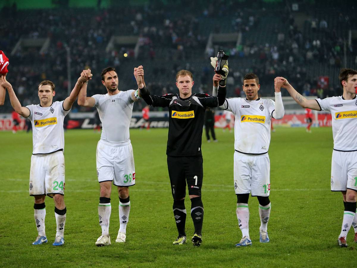 Die Borussia-Spieler jubeln vor der Nordkurve.
