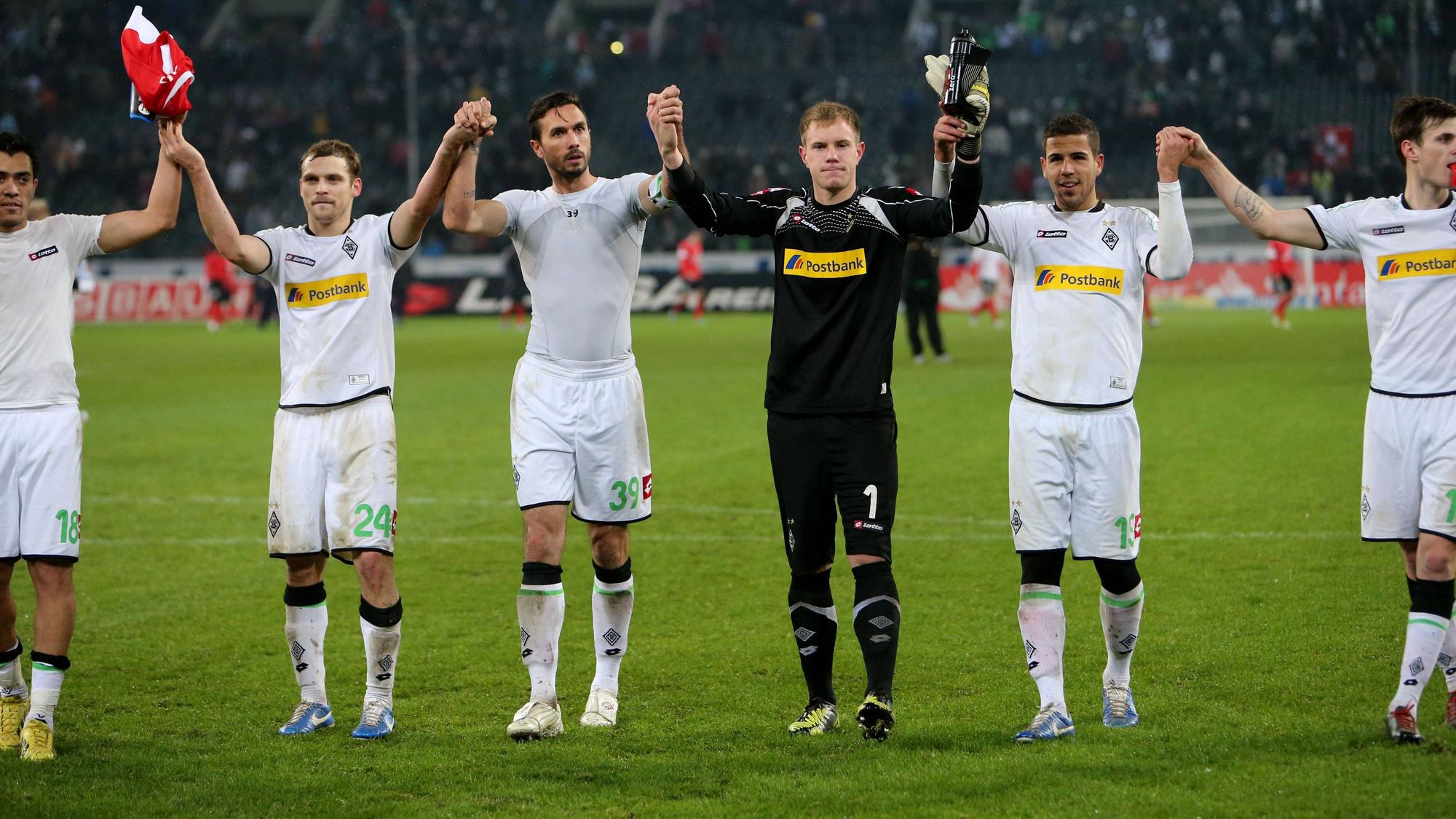 Die Borussia-Spieler jubeln vor der Nordkurve.