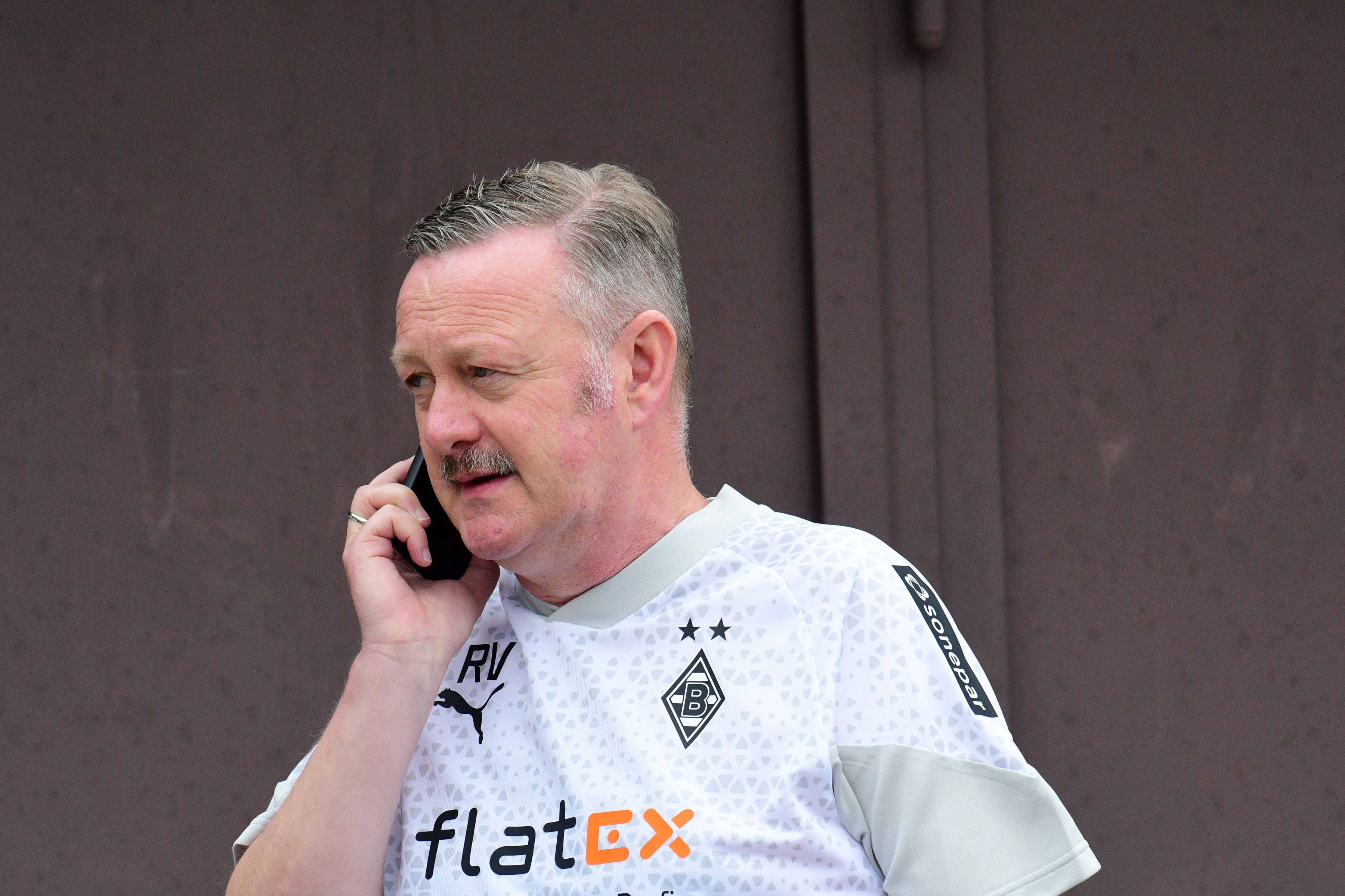 Roland Virkus am Telefon.