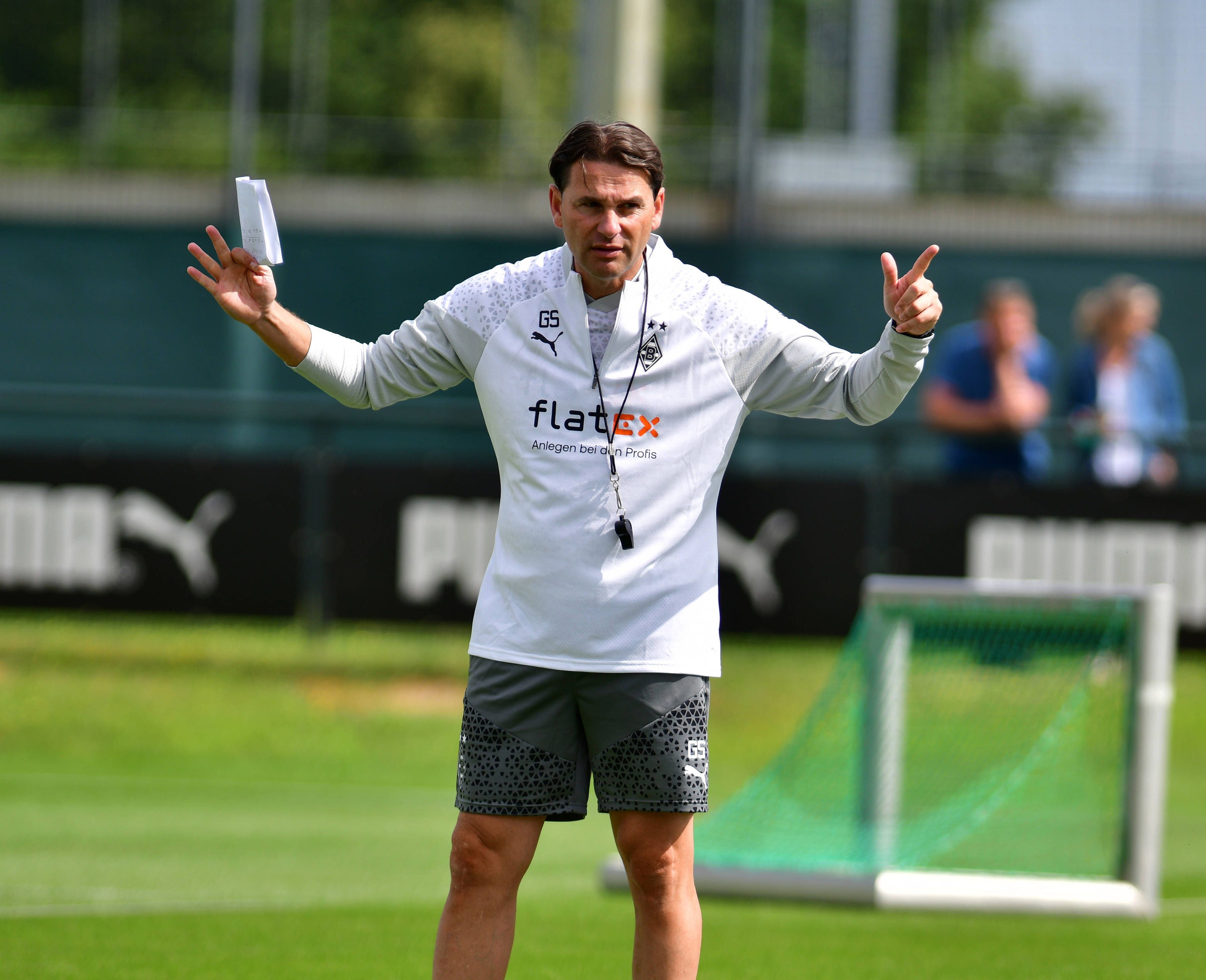 Gerardo Seoane gibt im Training Anweisungen.