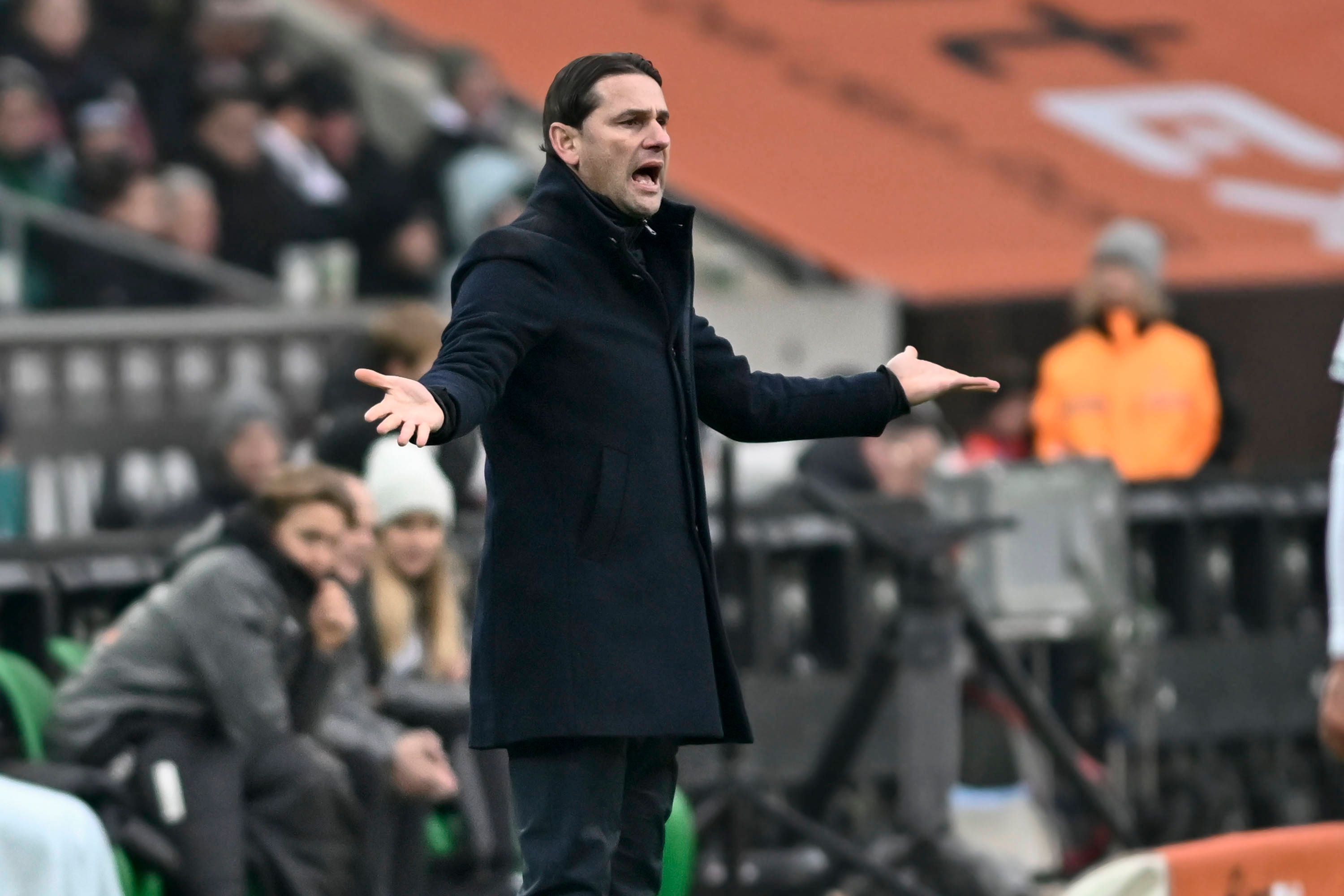 Gerardo Seoane streckt beide Arme aus.
