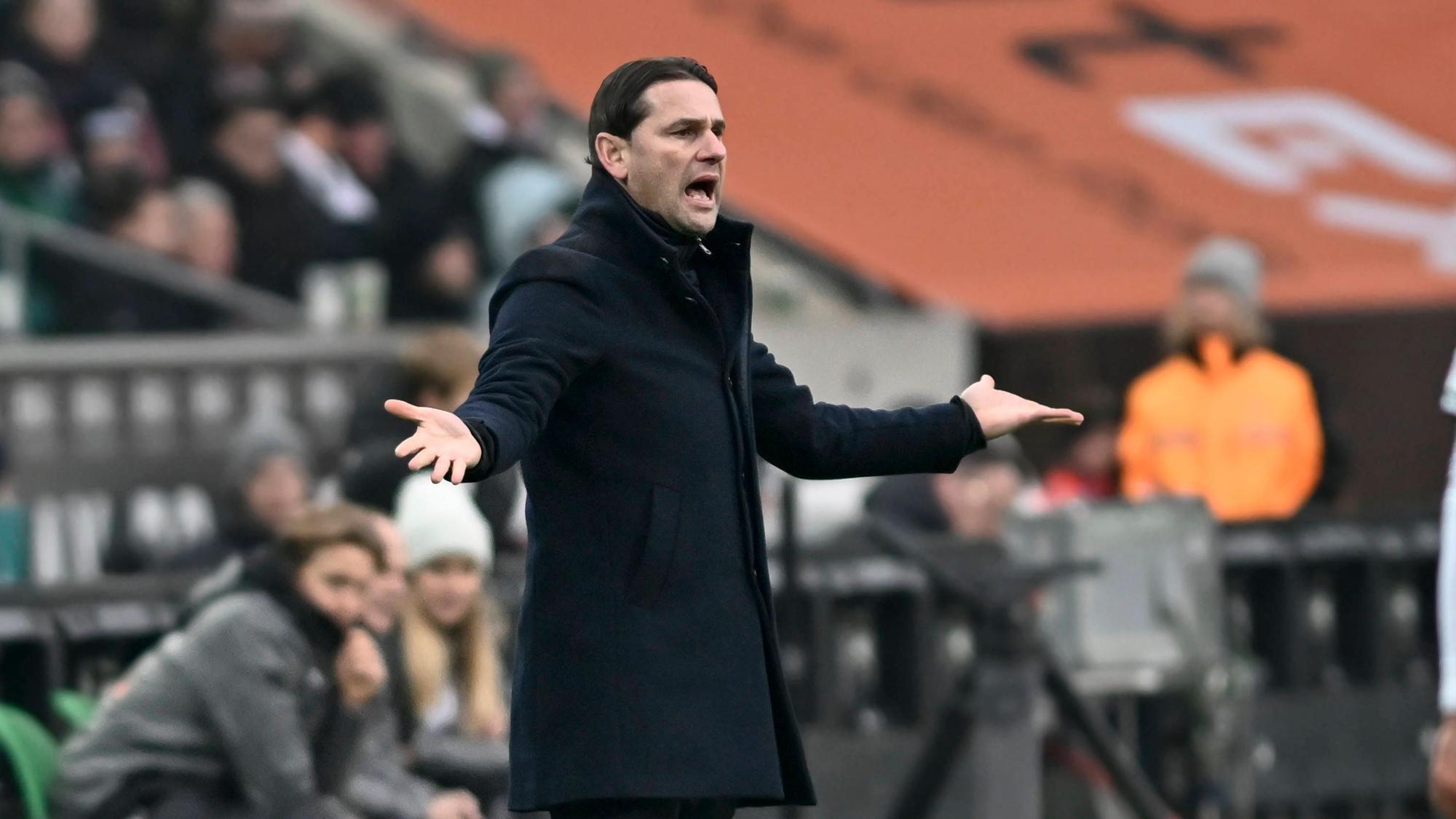 Gerardo Seoane streckt beide Arme aus.