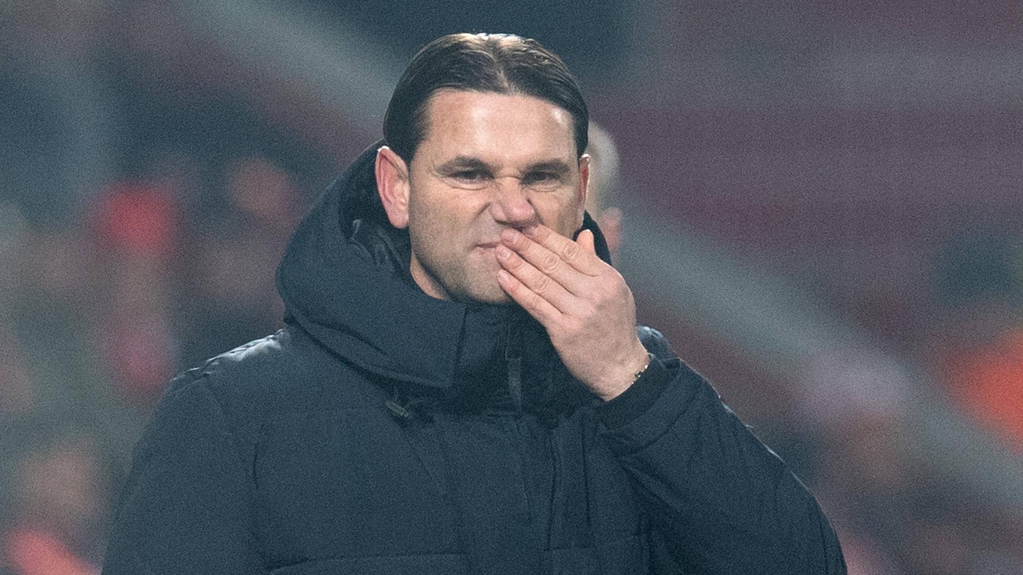 Gerardo Seoane fasst sich ins Gesicht.