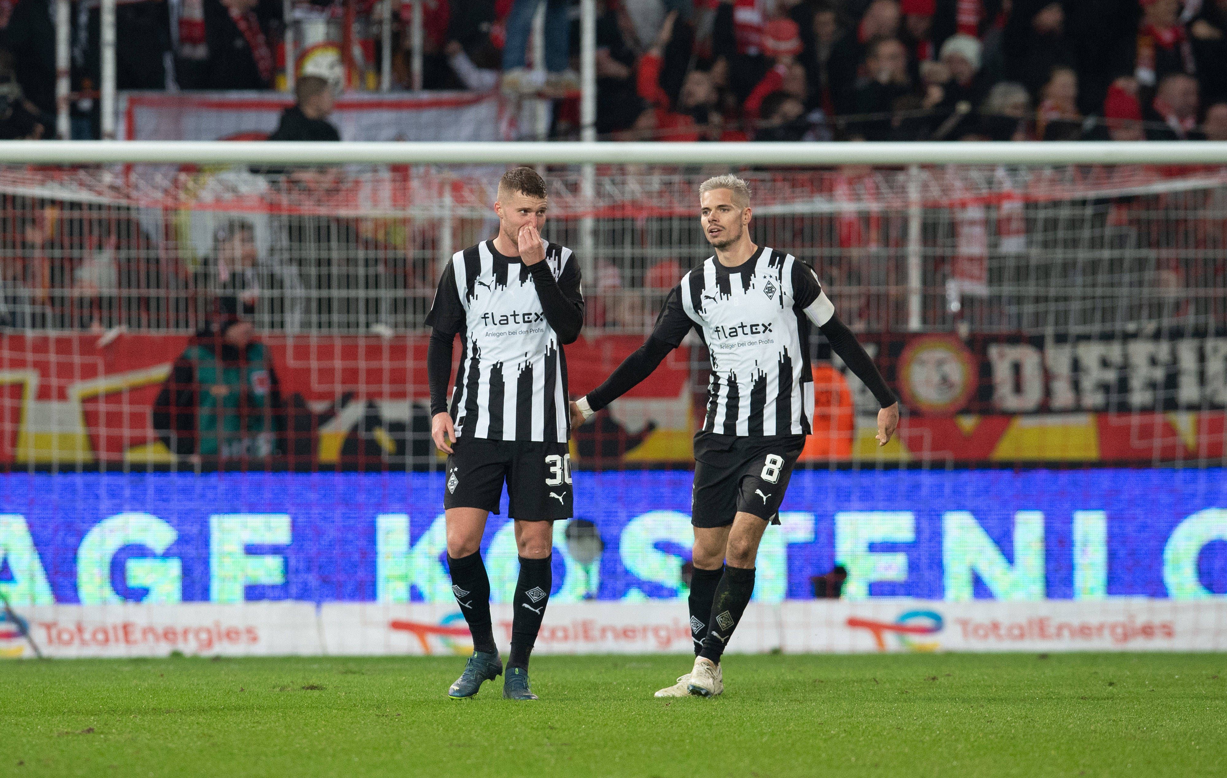 Nico Elvedi und Julian Weigl enttäuscht.