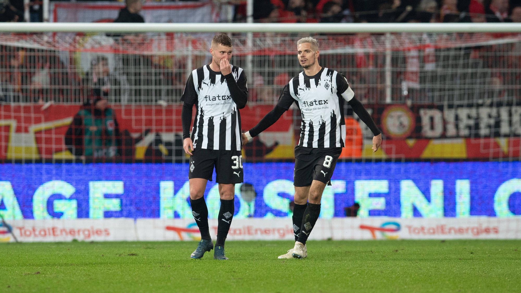 Nico Elvedi und Julian Weigl enttäuscht.