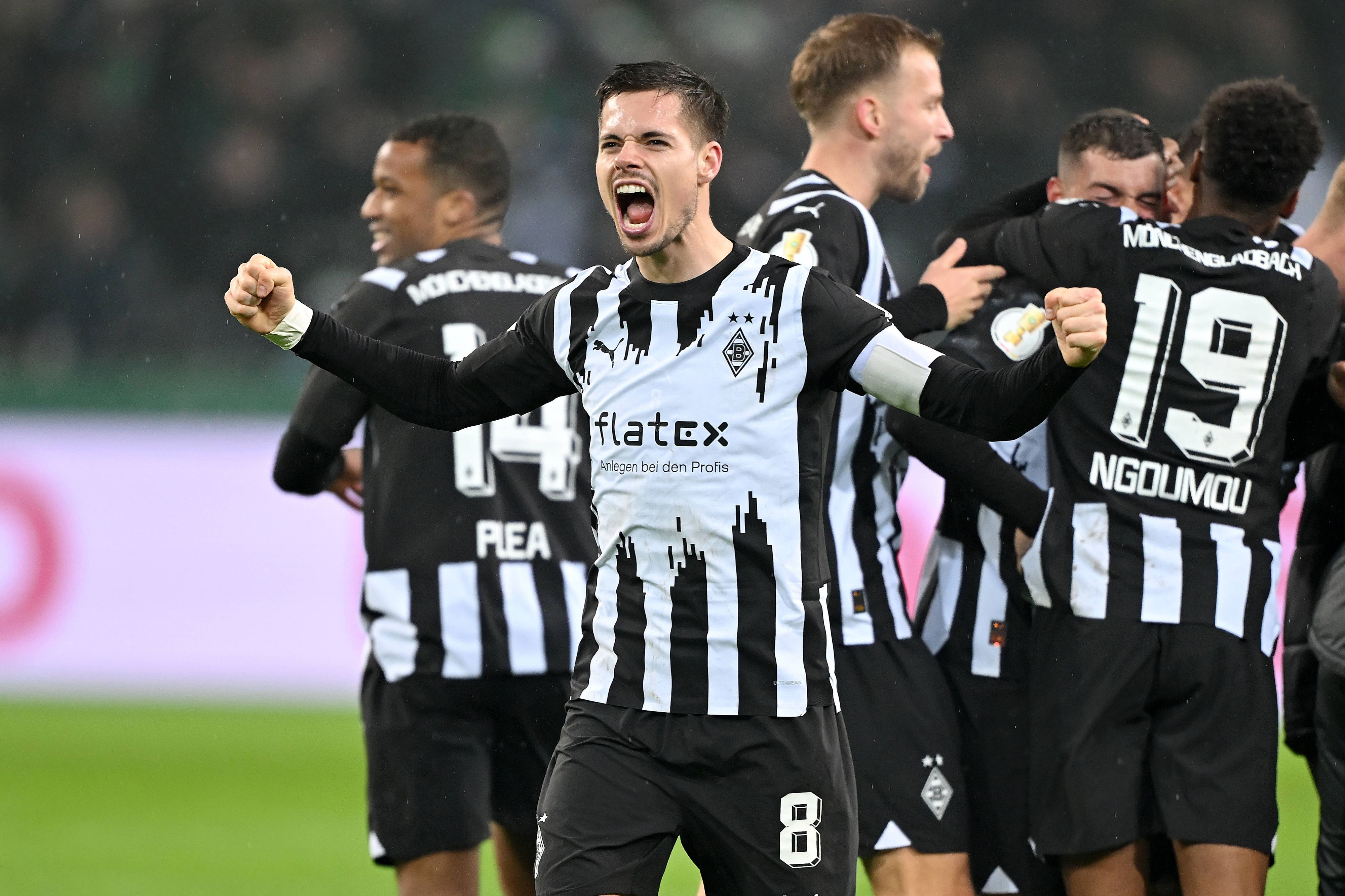Julian Weigl feiert das Pokal-Weiterkommen von Borussia Mönchengladbach.