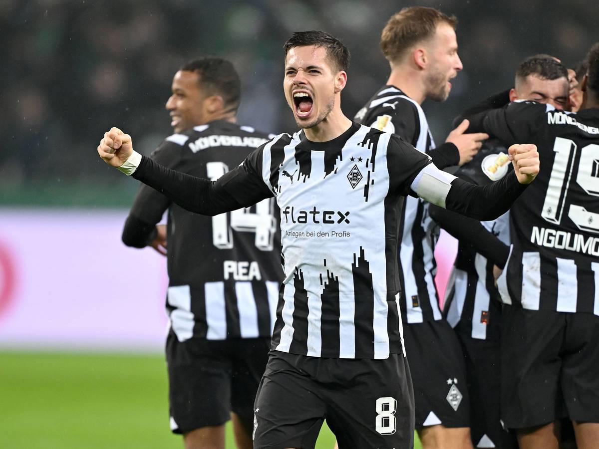 Julian Weigl feiert das Pokal-Weiterkommen von Borussia Mönchengladbach.