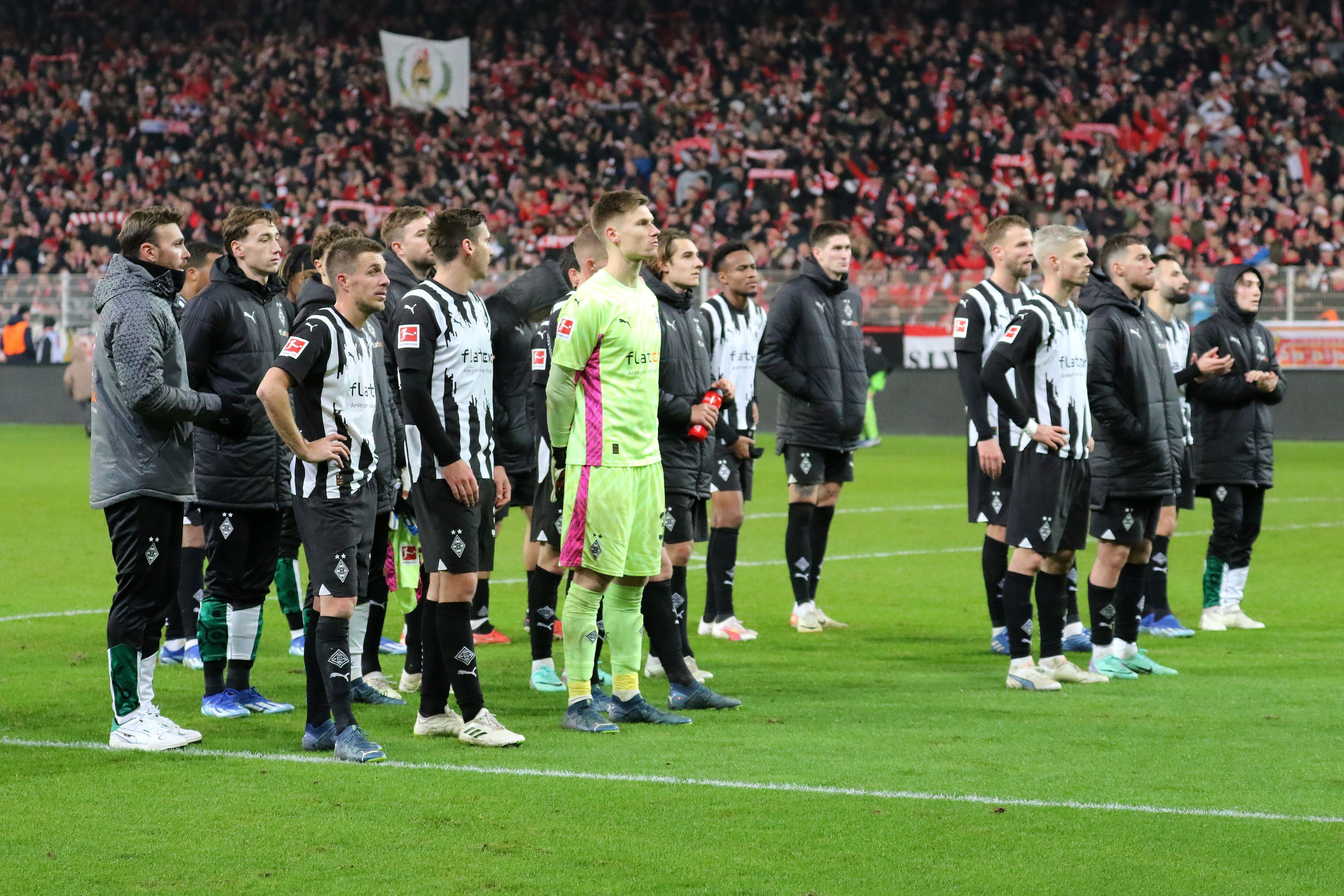 Die Borussia-Spieler vor dem Auswärtsblock in Berlin.