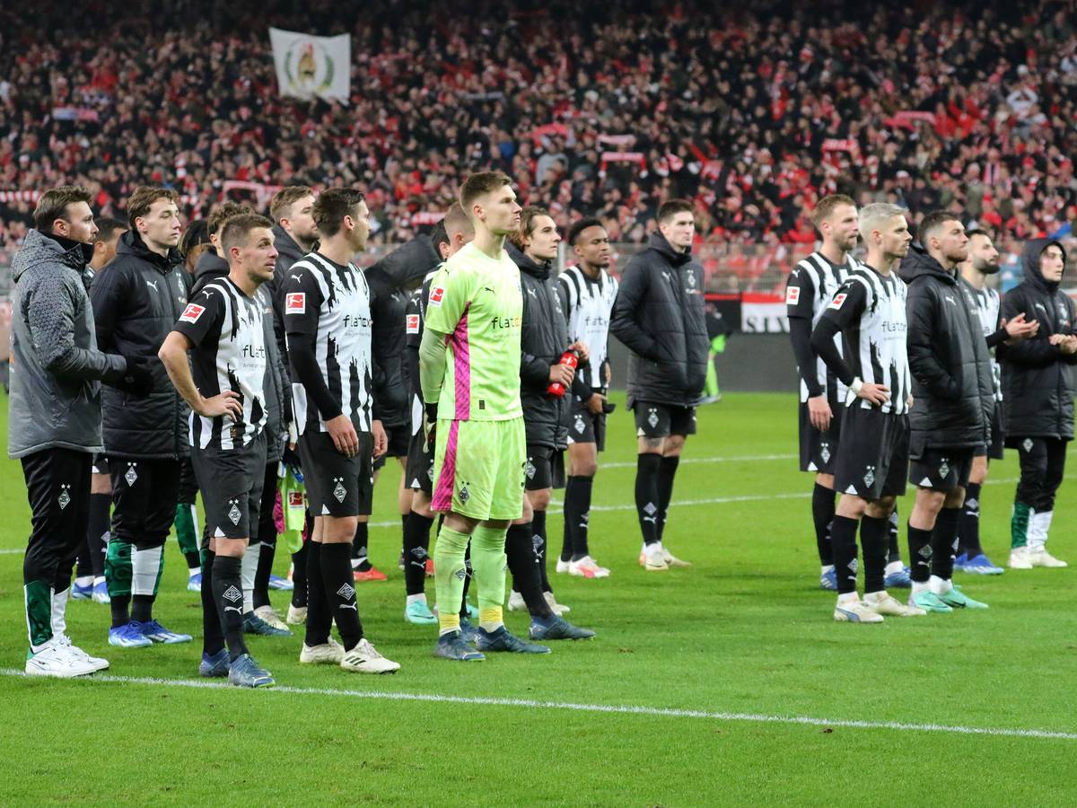 Die Borussia-Spieler vor dem Auswärtsblock in Berlin.