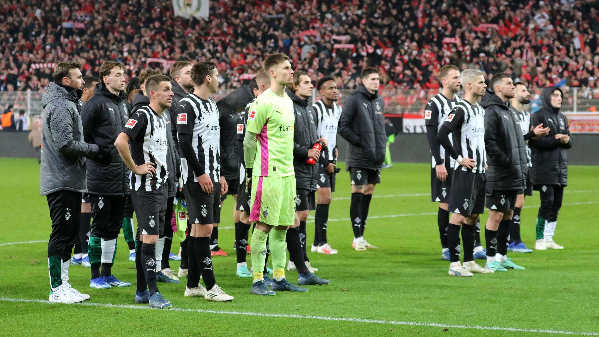 Die Borussia-Spieler vor dem Auswärtsblock in Berlin.