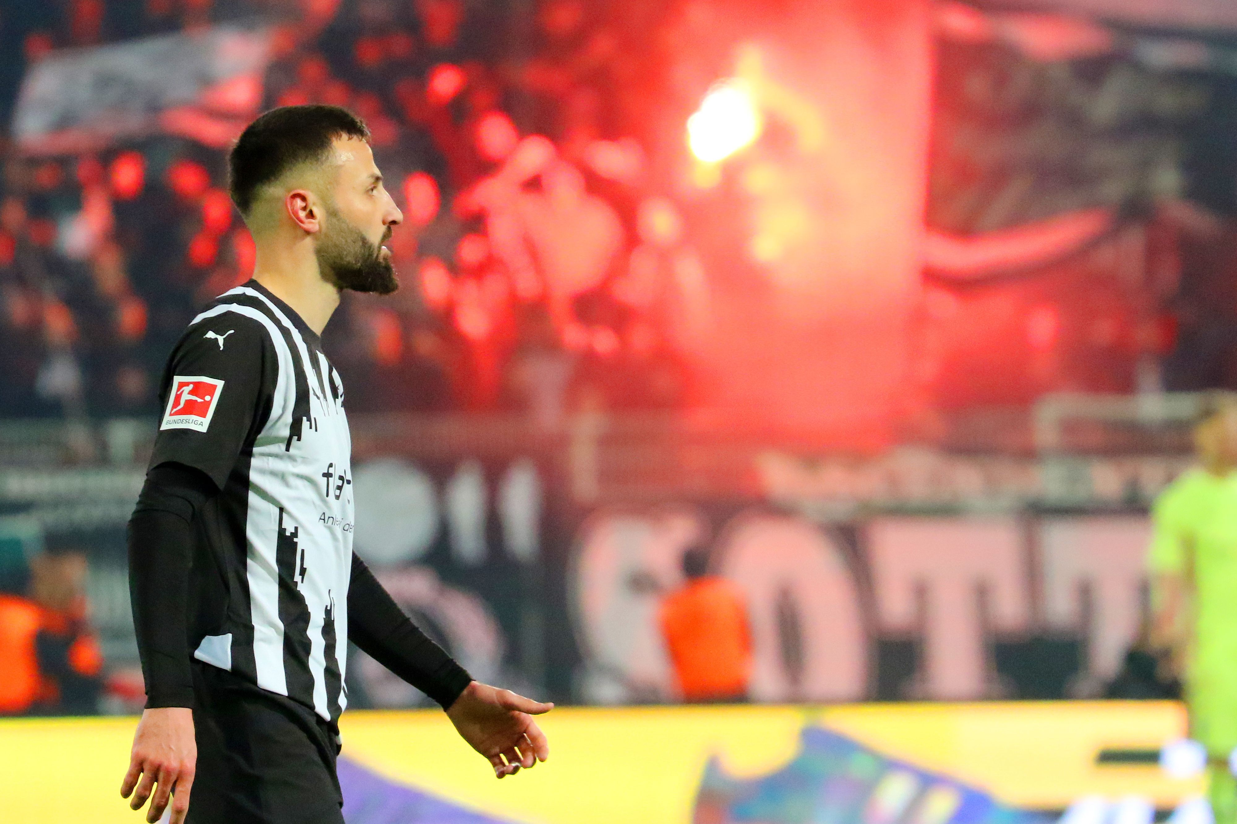 Die Borussia-Fans zünden Pyrotechnik im Auswärtsblock.