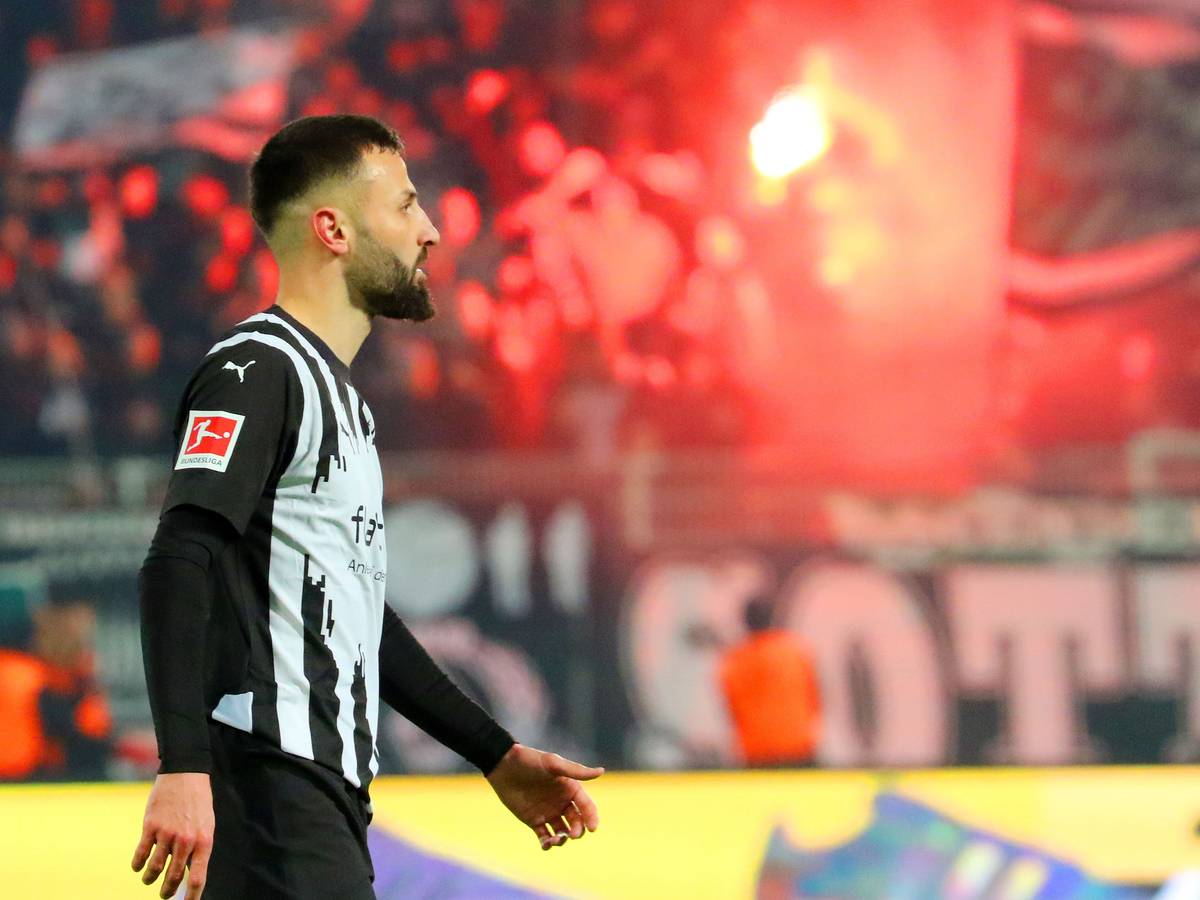 Die Borussia-Fans zünden Pyrotechnik im Auswärtsblock.