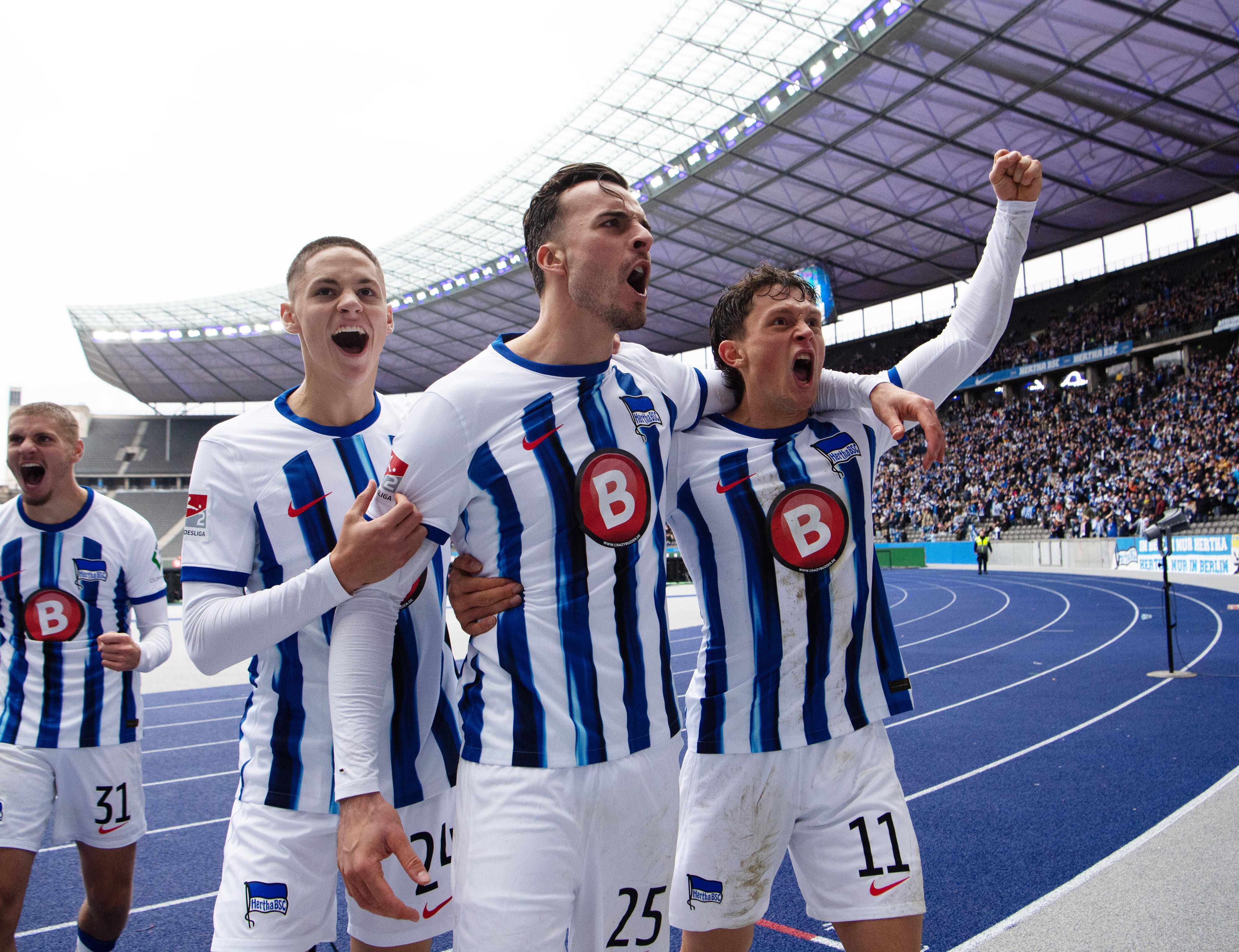 Hertha-Spieler jubeln vor der Fankurve.