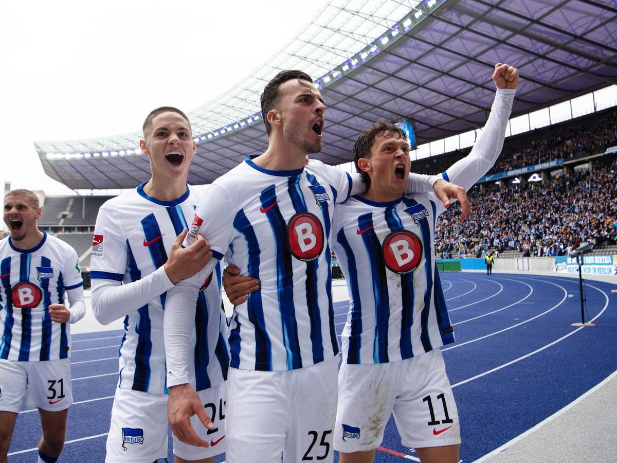 Hertha-Spieler jubeln vor der Fankurve.