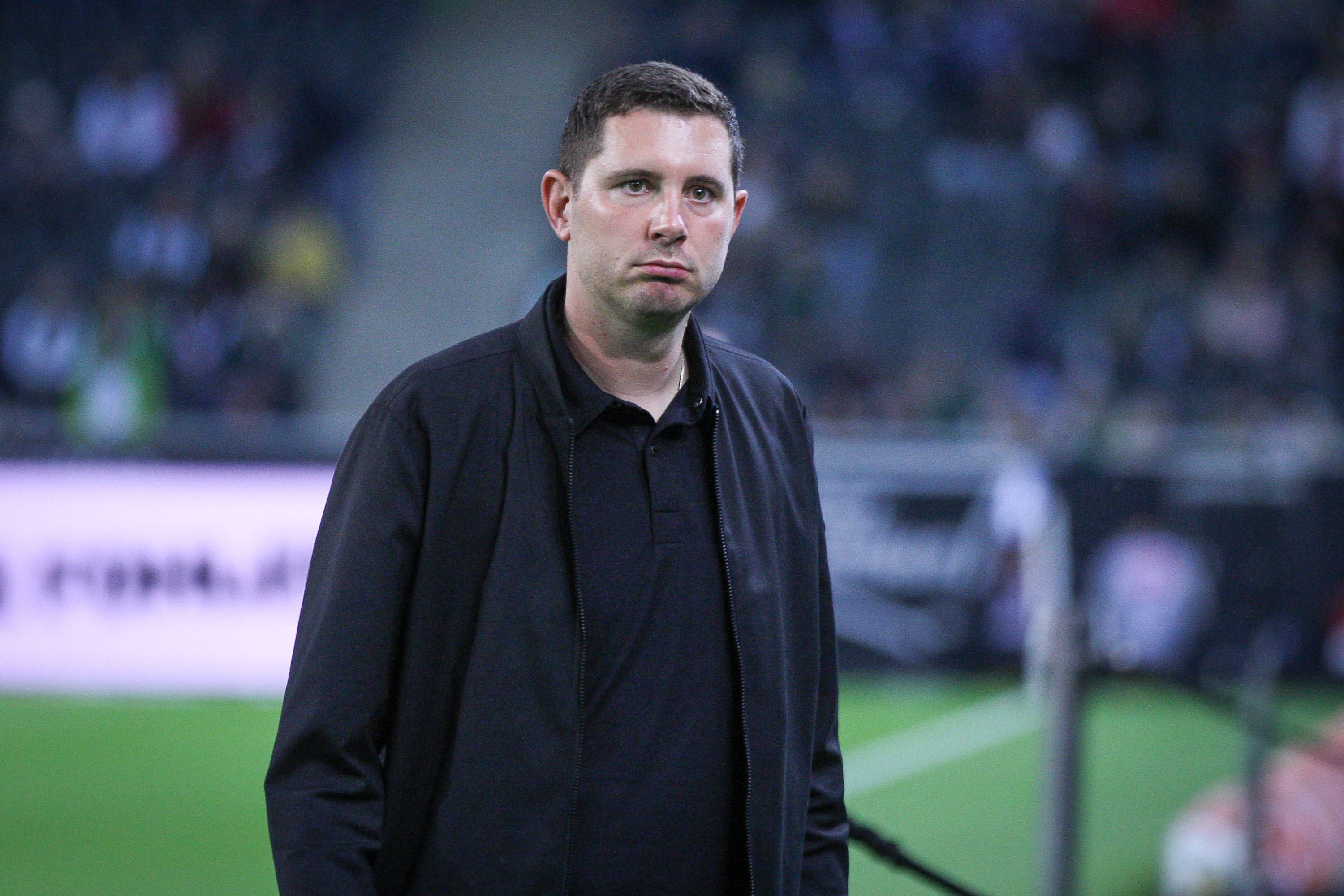 Nils Schmadtke steht am Spielfeldrand.