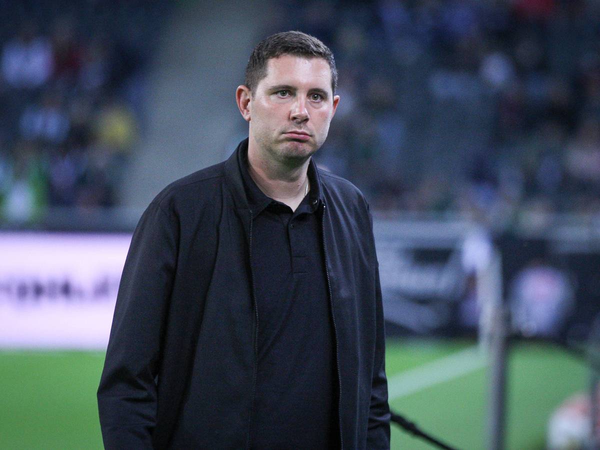 Nils Schmadtke steht am Spielfeldrand.