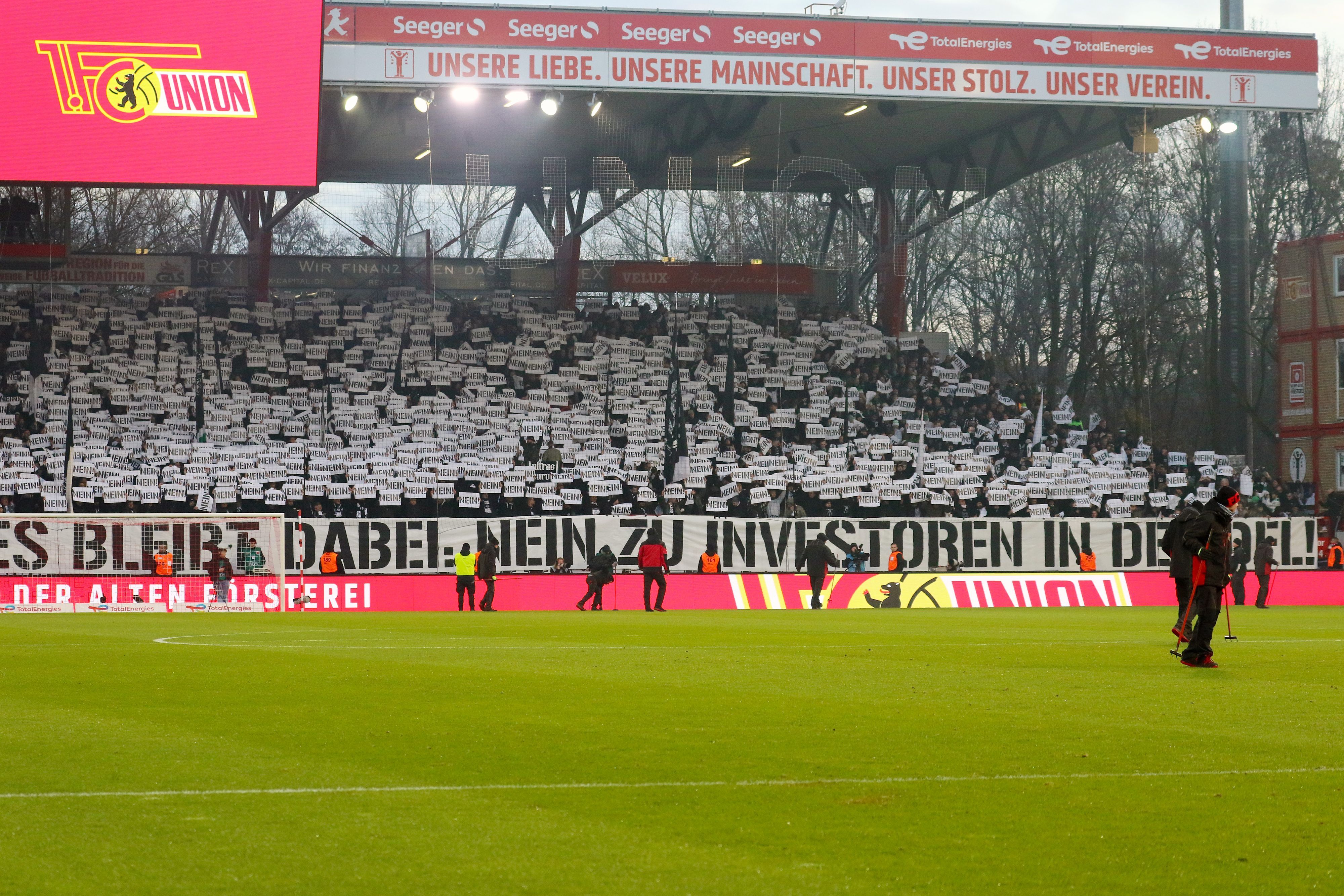Ein Banner der Gladbach-Fans zum Investoren-Projekt der DFL.