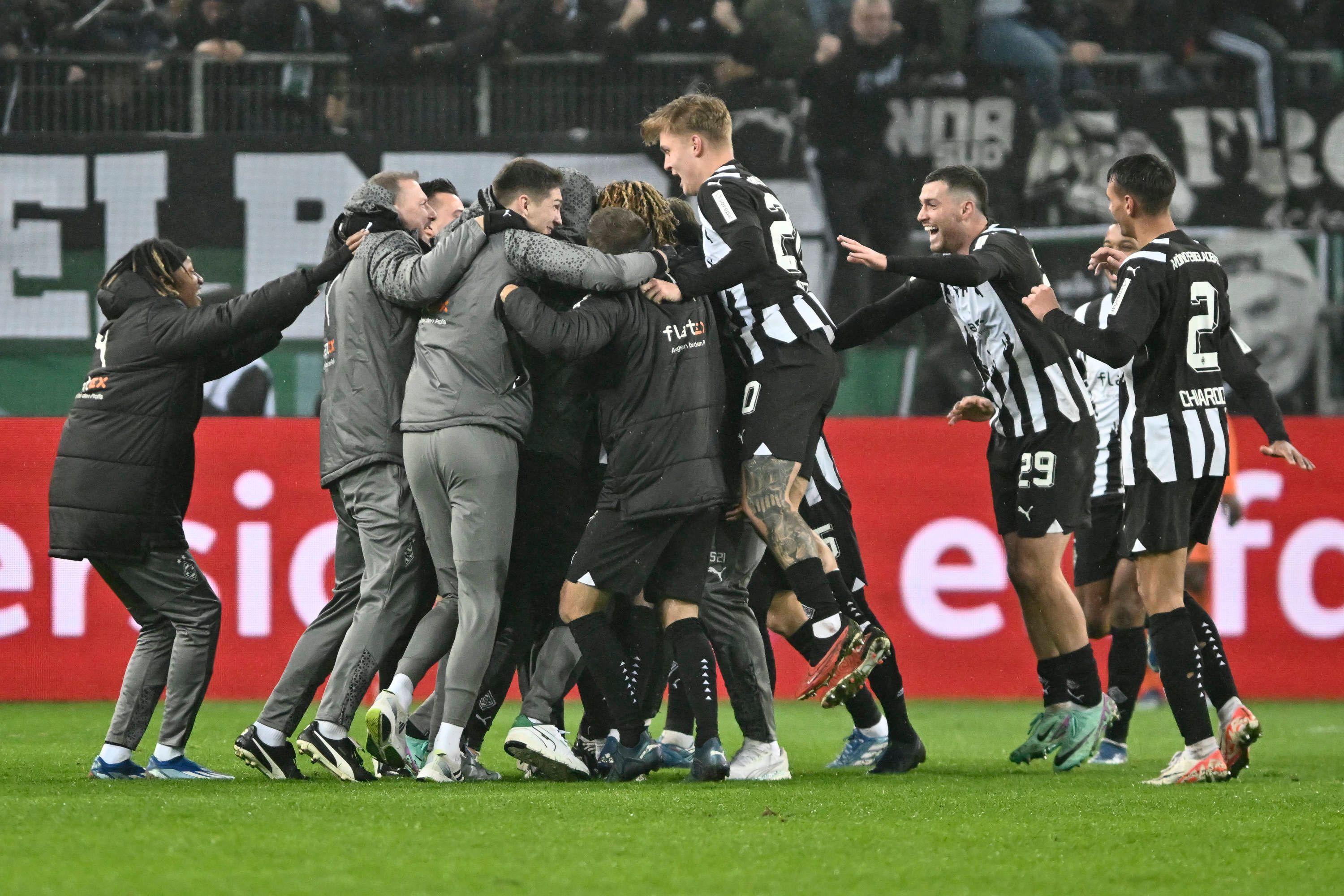Die Borussia-Spieler in einer Jubel-Traube.