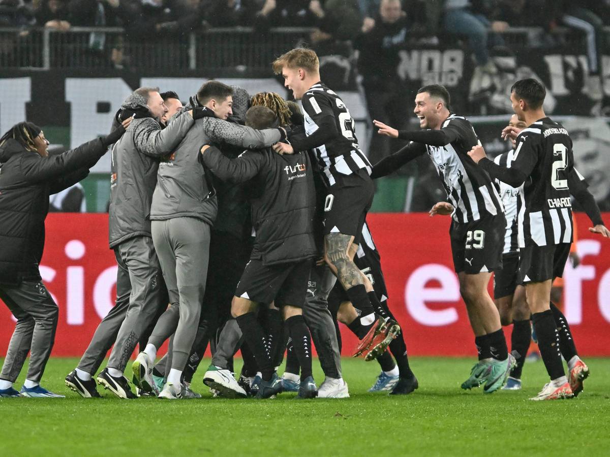 Die Borussia-Spieler in einer Jubel-Traube.